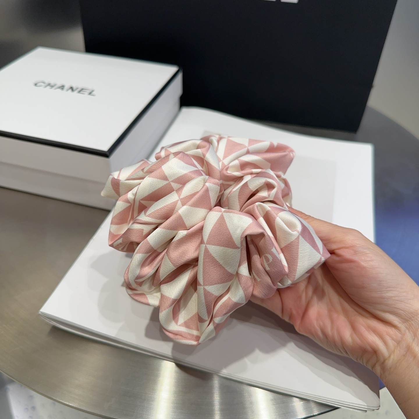 Prada’s Elegant New Packaging Box: Simple Atmosphere for Little Sister’s Debut - 图片 4