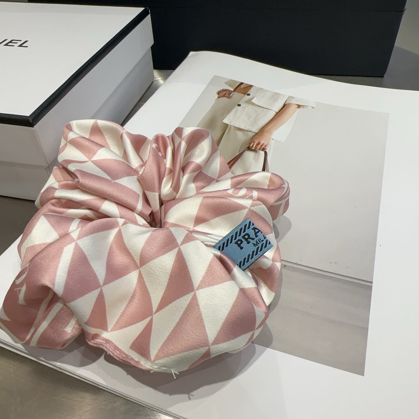 Prada’s Elegant New Packaging Box: Simple Atmosphere for Little Sister’s Debut - 图片 5