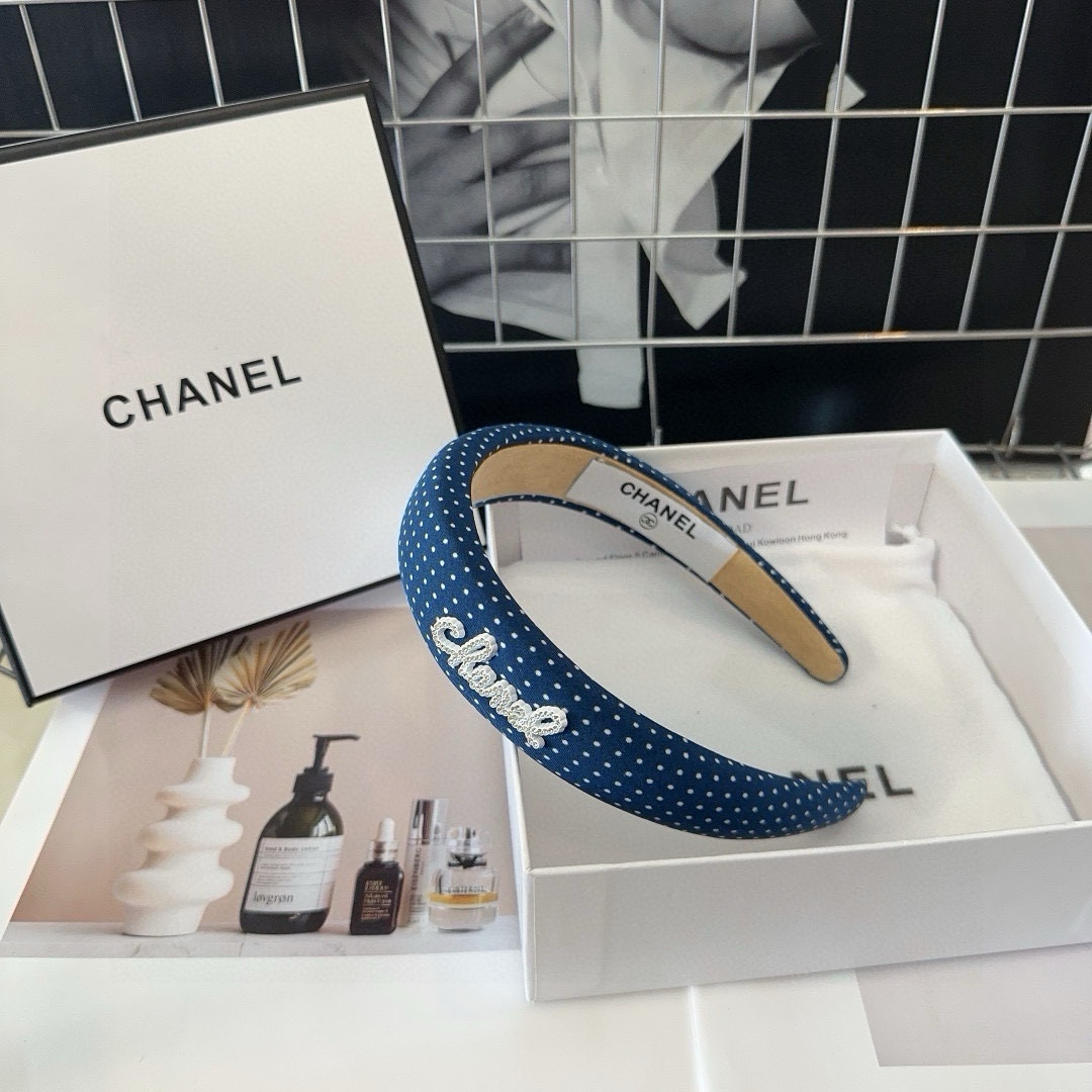 NO:300925,P with packaging box Chanel's latest small shampoo dot headband. Simple and practical, fashionable and trendy!  A must-have for fairies…hairpins, hairpins, chanel, chanel, hairpins19860909P 配包装盒 Chanel (香奈儿)最新小香波点发箍.简单实用,时尚潮流！小仙女必备…发夹,发夹,chanel,chanel,hairpins,accessory