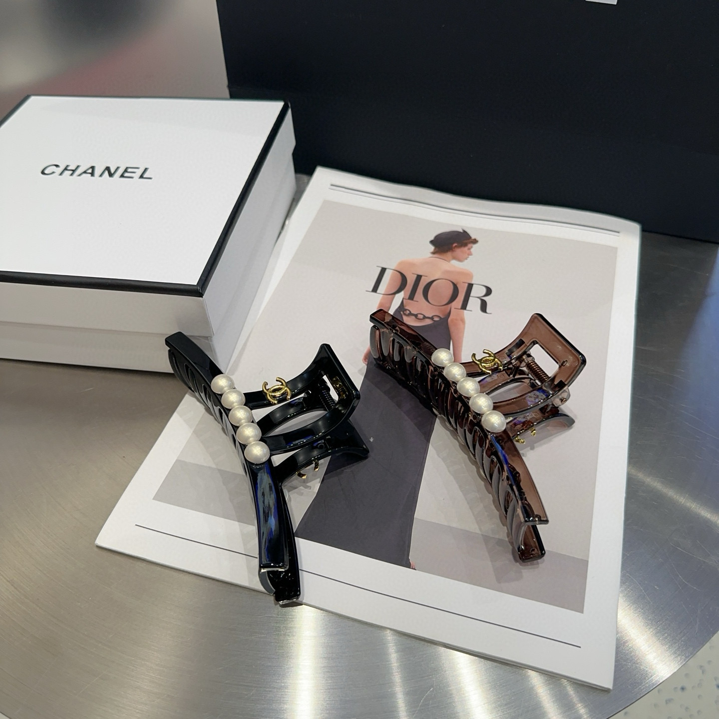 NO:300920,P with packaging box Chanel's latest small fragrant pearl clip, simple and practical, fashionable and trendy!  The essential items of young ladies, hairpins, chanel, chanel, hairpins19860909P 配包装盒 Chanel (香奈儿)最新小香珍珠抓夹,简单实用,时尚潮流！小姐姐必备单品发夹,发夹,chanel,chanel,hairpins,accessory
