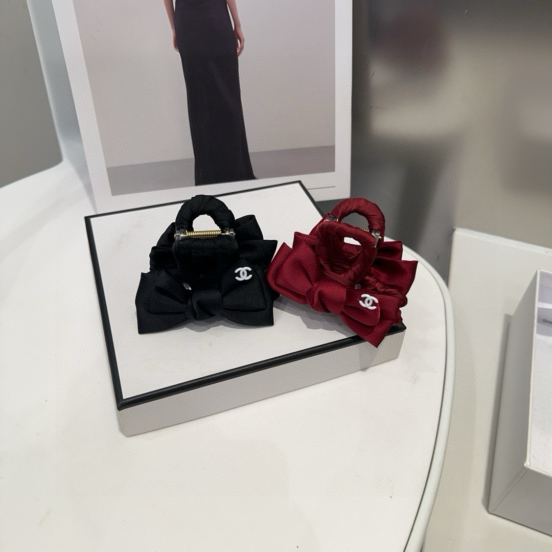 NO:300923,P with packaging box Chanel (Chanel)'s most popular new clip, one of the most beautiful ones!  Fashionable products: Little fairy must-eye hairpins, hairpins, chanel, chanel, hairpins19860909P 配包装盒 Chanel（香奈儿）最火爆新款抓夹,绝美的一款！时尚潮品 小仙女必眼入发夹,发夹,chanel,chanel,hairpins,accessory