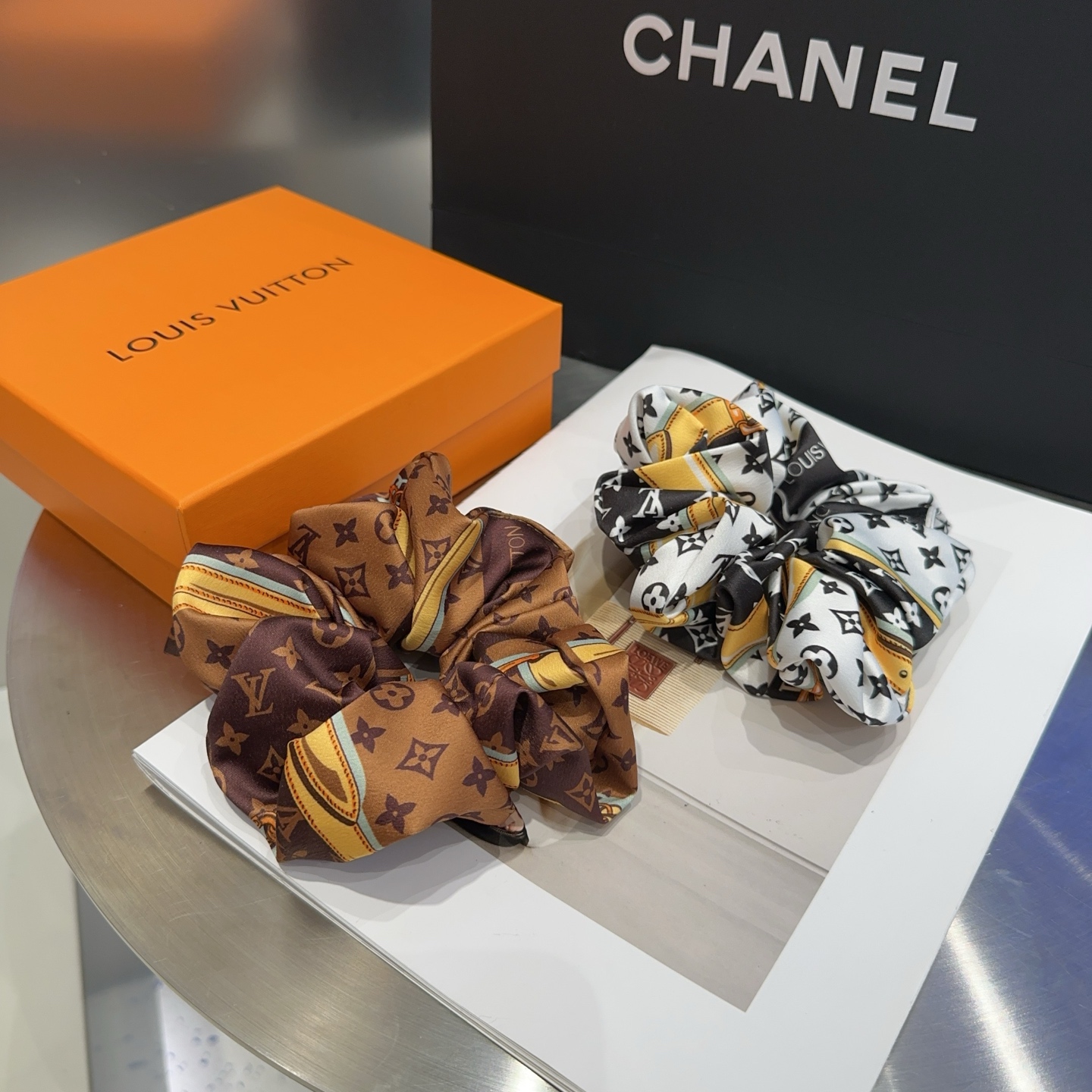 NO:300932,P with packaging box Louis Vuitton (Louis Vuitton) Donkey Home's new product launch, classic LV logo, simple and atmospheric, especially eye-catching!  Super popular small items hairpins, hairpins, louis vuitton, louis vuitton, louis vuitton, louis vuitton, louis vuitton, louis vuitton, louis vuitton, hairpins19860909P 配包装盒 Louis Vuitton (路易威登)驴家新品发圈,经典LV标志,简单大气,特别吸睛！超火爆小单品发夹,发夹,louis vuitton,louis vuitton,louis vuitton,louis vuitton,louis vuitton,hairpins,accessory