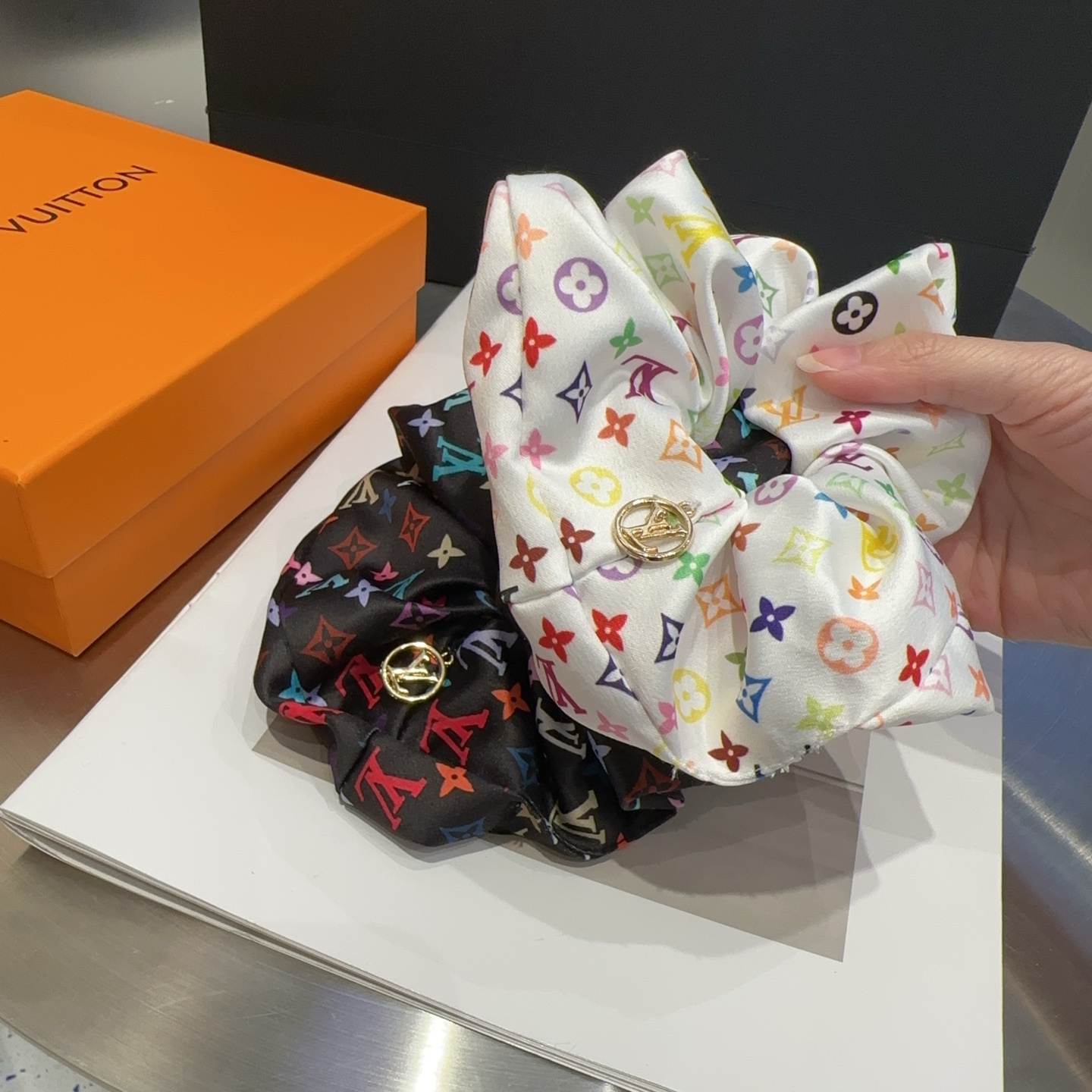 Louis Vuitton’s Classic LV Symbol Packaging Box: Simple and Special Insinuation - 图片 9