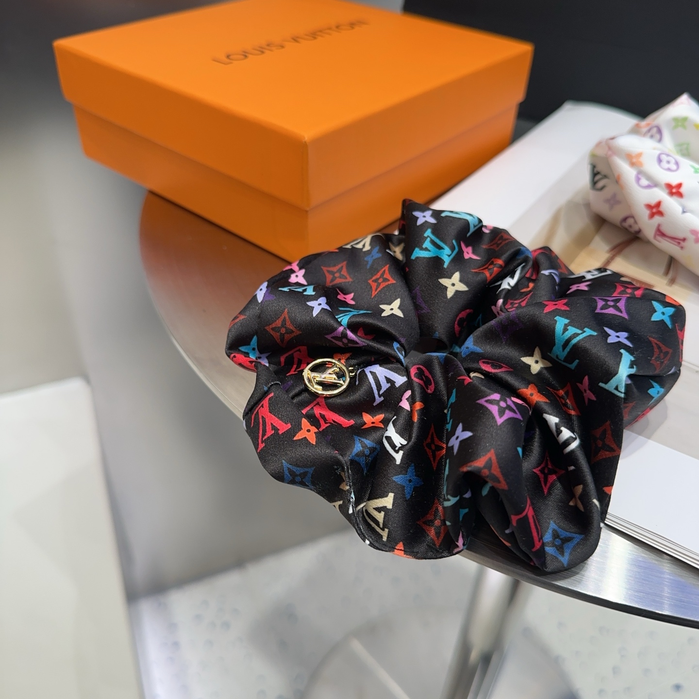 Louis Vuitton’s Classic LV Symbol Packaging Box: Simple and Special Insinuation - 图片 6