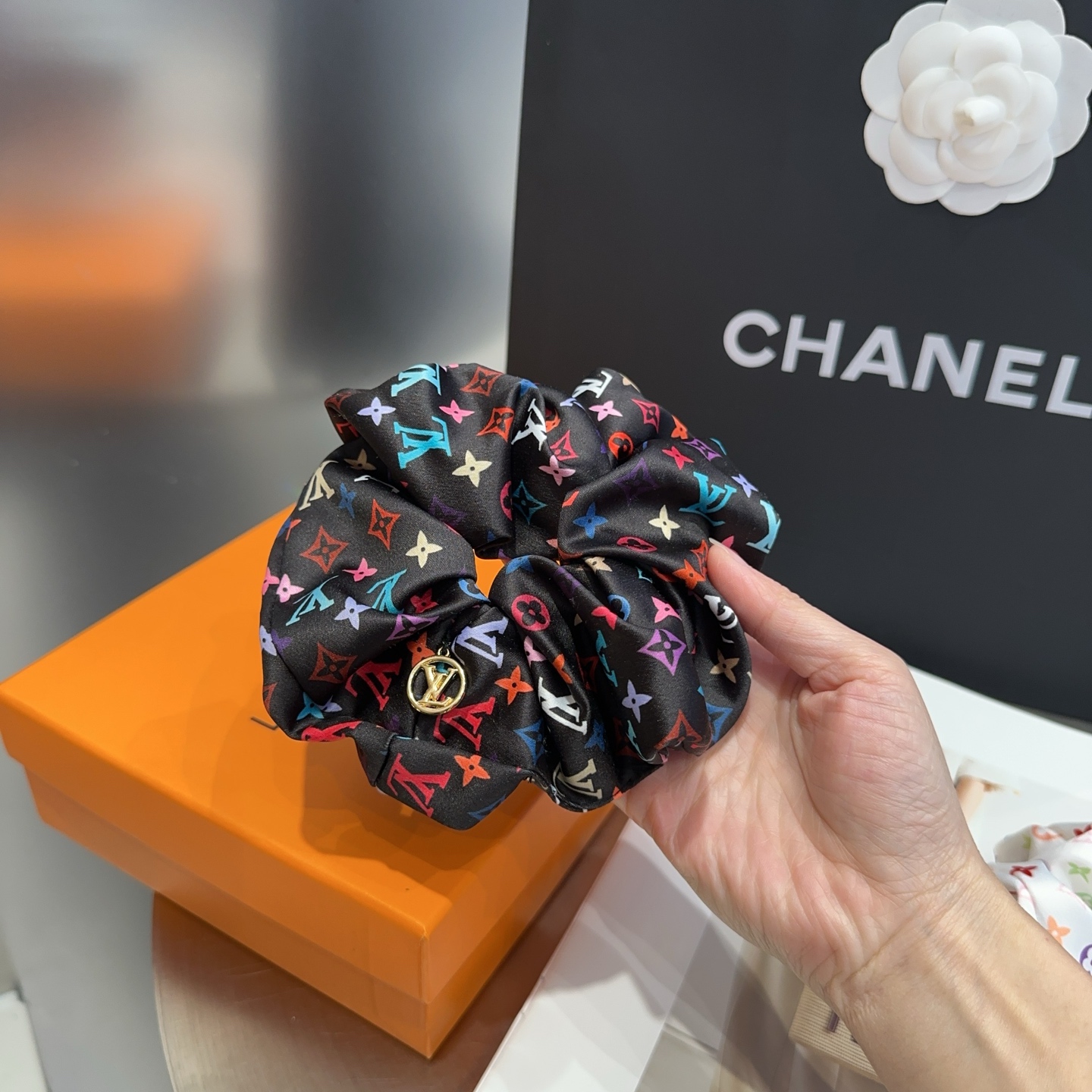 Louis Vuitton’s Classic LV Symbol Packaging Box: Simple and Special Insinuation - 图片 4