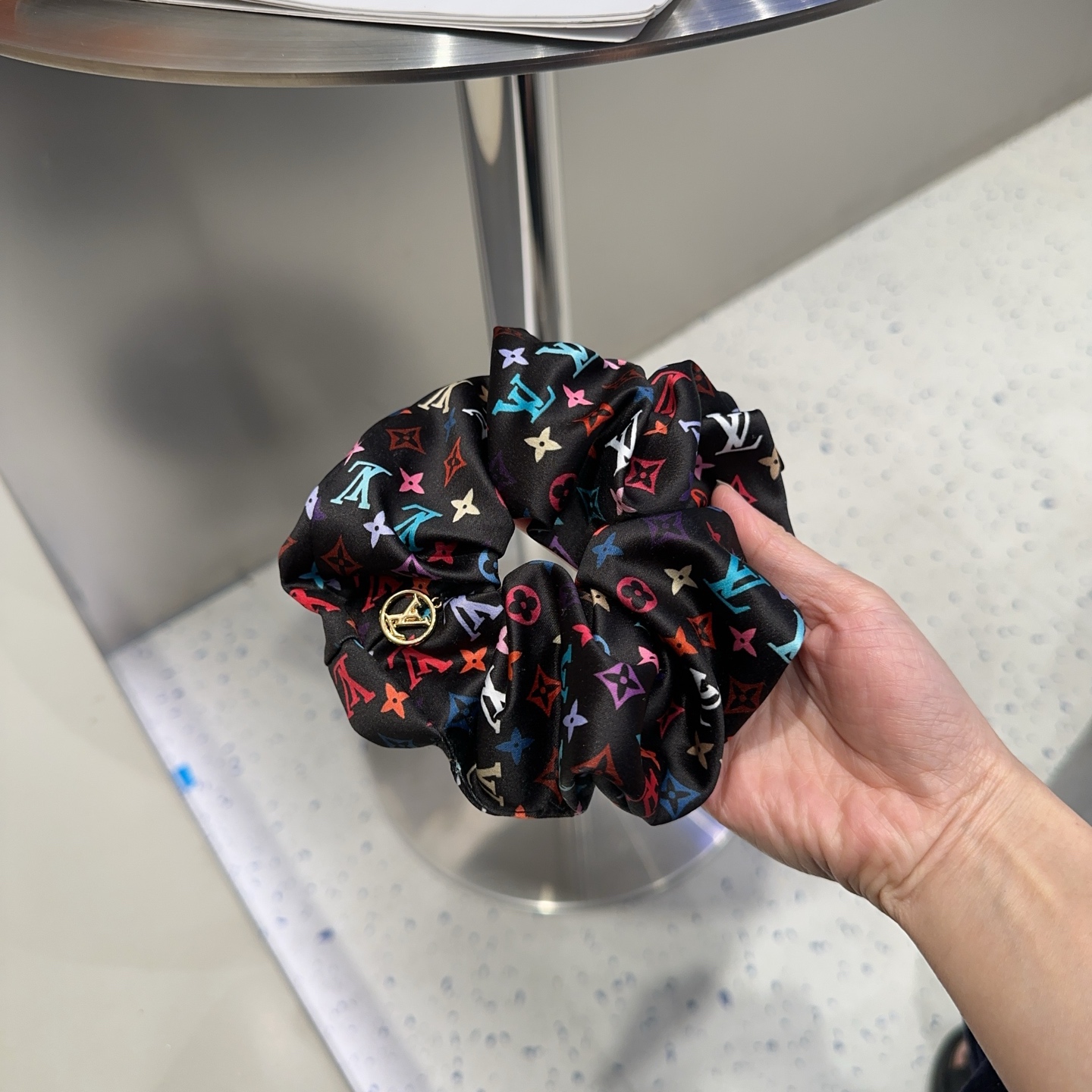 Louis Vuitton’s Classic LV Symbol Packaging Box: Simple and Special Insinuation - 图片 8