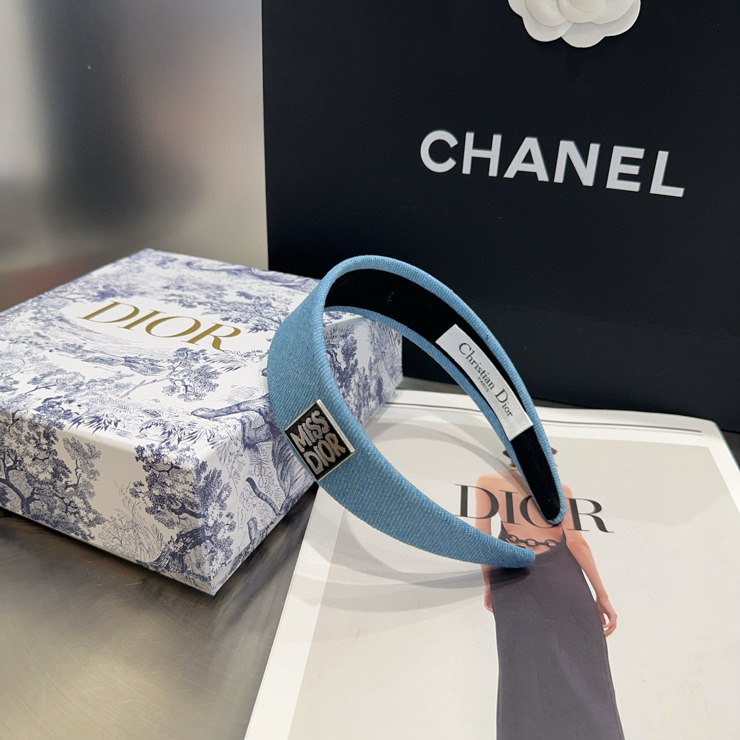 NO:300943,P with packaging box Dior new CD denim headband, simple and practical, fashionable and trendy.  Very fashionable and personalized!  Sweet and cool goddess must have...hairpins, hairpins, dior, dior, hairpins19860909P 配包装盒 Dior（迪奥）新款CD牛仔发箍,简单实用 时尚潮流．非常时髦有个性！甜酷女神必备…发夹,发夹,dior,dior,hairpins,accessory
