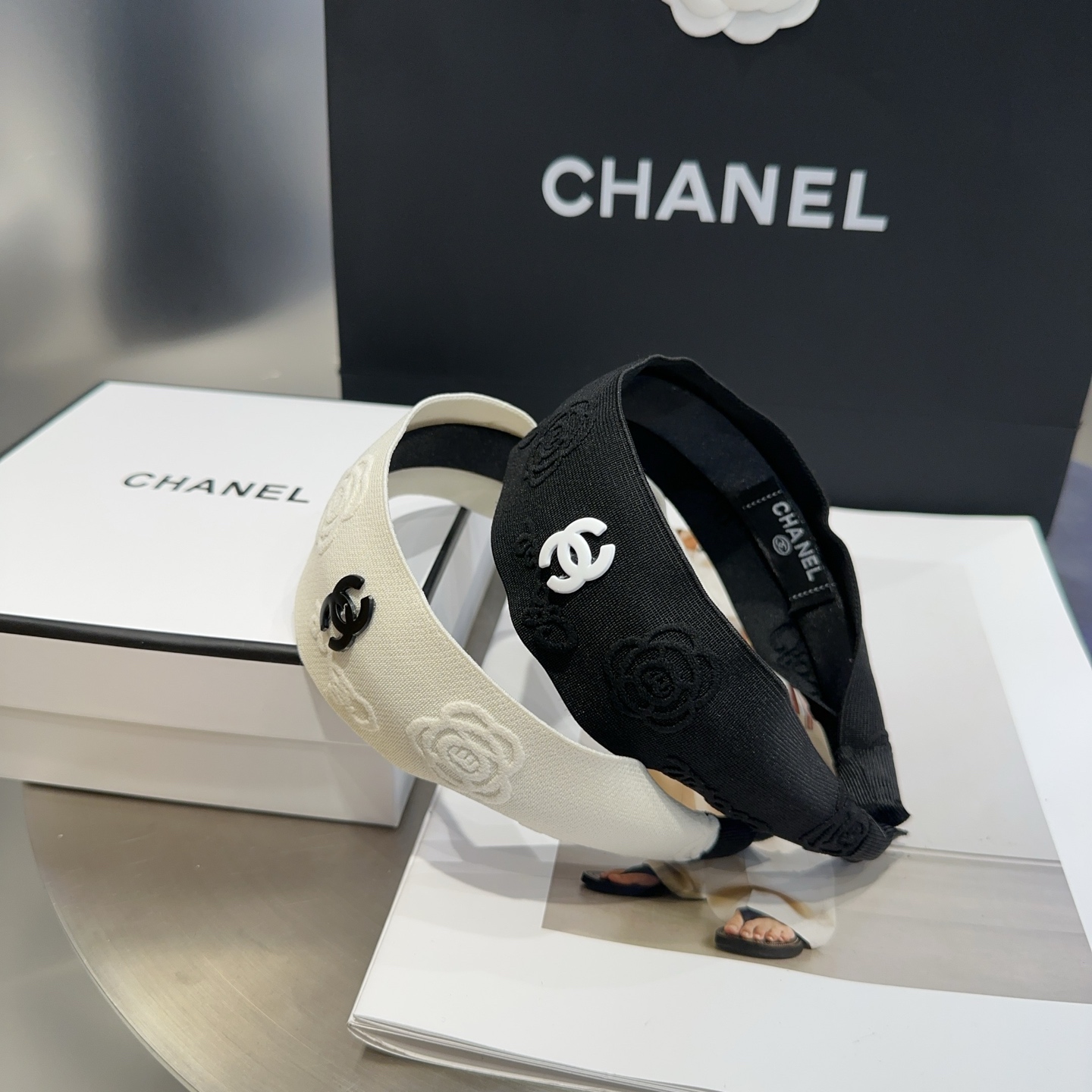 NO:300921,P with packaging box Chanel's latest small camellia embossed headband, super beautiful!  A very famous lady style, a must-have for a little fairy... Hairpins, hairpins, chanel, chanel, hairpins19860909P 配包装盒 Chanel (香奈儿)最新款小香山茶花压纹发箍,超级好看！名媛范儿十足,小仙女必备…发夹,发夹,chanel,chanel,hairpins,accessory