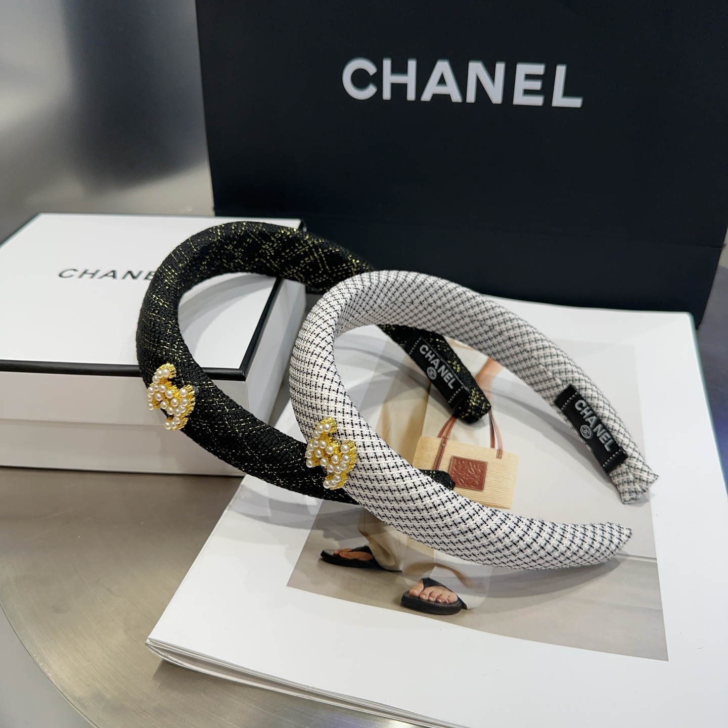 NO:300924,P with packaging box Chanel's latest small fragrant pearl headband, super beautiful!  A very famous lady style, a must-have for a little fairy... Hairpins, hairpins, chanel, chanel, hairpins19860909P 配包装盒 Chanel (香奈儿)最新款小香珍珠发箍,超级好看！名媛范儿十足,小仙女必备…发夹,发夹,chanel,chanel,hairpins,accessory