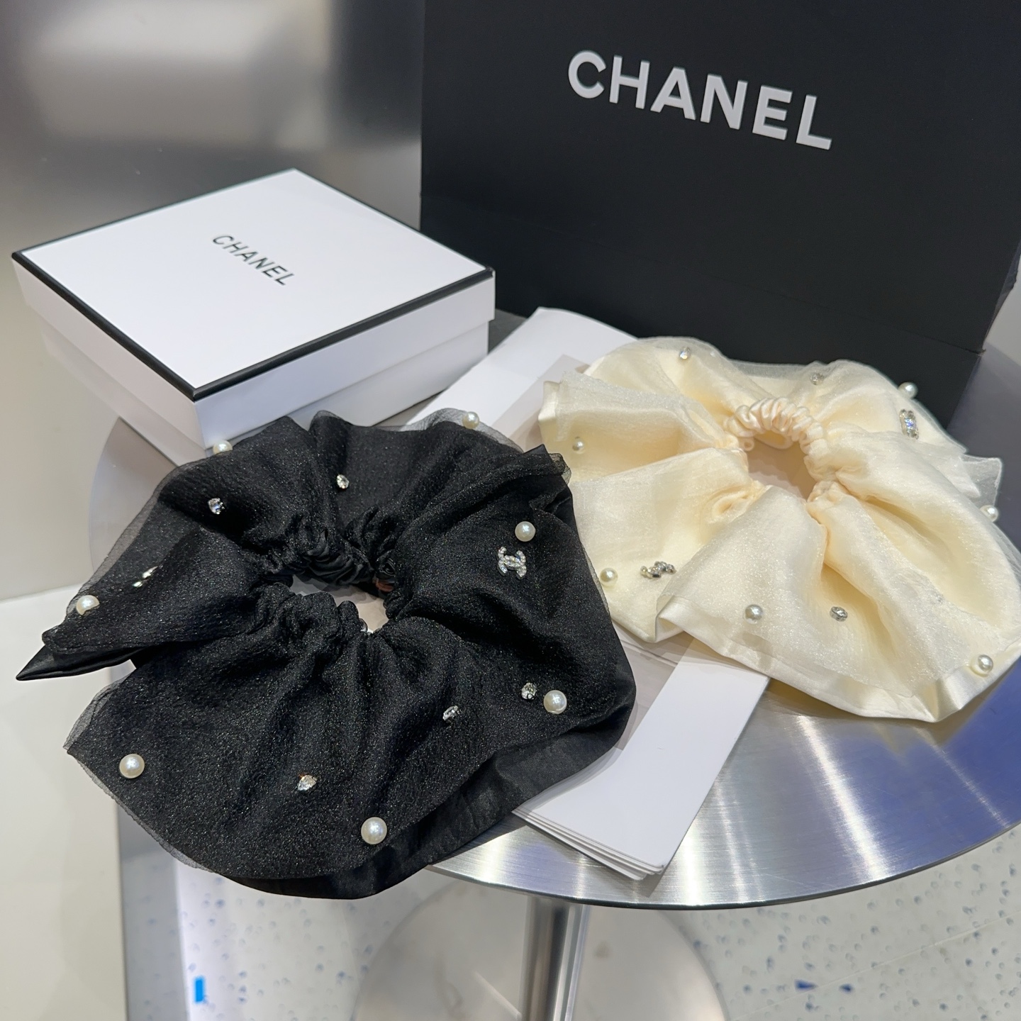 NO:300933,P packing box Chanel (Chanel) latest style small fragrance big hair circle, full of celebrity style, must-have hairpins for fashionable trendy people, hairpins, chanel, chanel, hairpins19860909P 配包装盒 Chanel (香奈儿)最新款小香大发圈,名媛范儿十足,时尚潮人必备发夹,发夹,chanel,chanel,hairpins,accessory