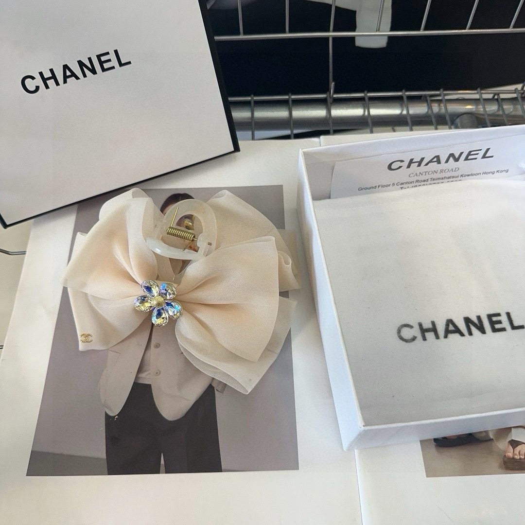 NO:300936,P with packaging box Chanel's latest small fragrance clip, super beautiful!  A very famous lady style, a must-have for a little fairy... Hairpins, hairpins, chanel, chanel, hairpins19860909P 配包装盒 Chanel (香奈儿)最新款小香抓夹,超级好看！名媛范儿十足,小仙女必备…发夹,发夹,chanel,chanel,hairpins,accessory