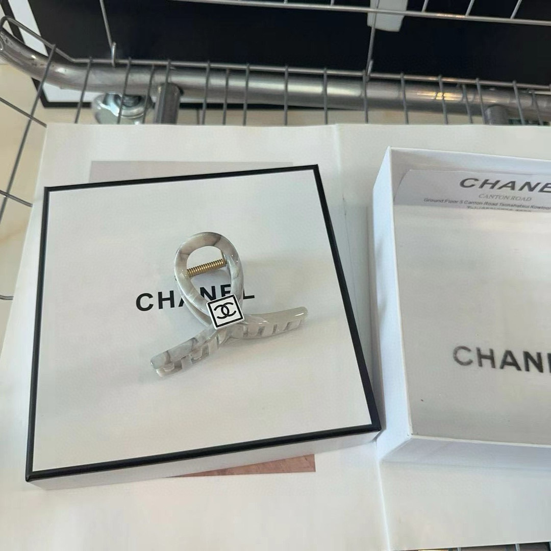 NO:300939,P with packaging box Chanel's latest small fragrance clip, simple and practical, fashionable and trendy!  A must-have for fairies…hairpins, hairpins, chanel, chanel, hairpins19860909P 配包装盒 Chanel (香奈儿)最新小香抓夹,简单实用,时尚潮流！小仙女必备…发夹,发夹,chanel,chanel,hairpins,accessory