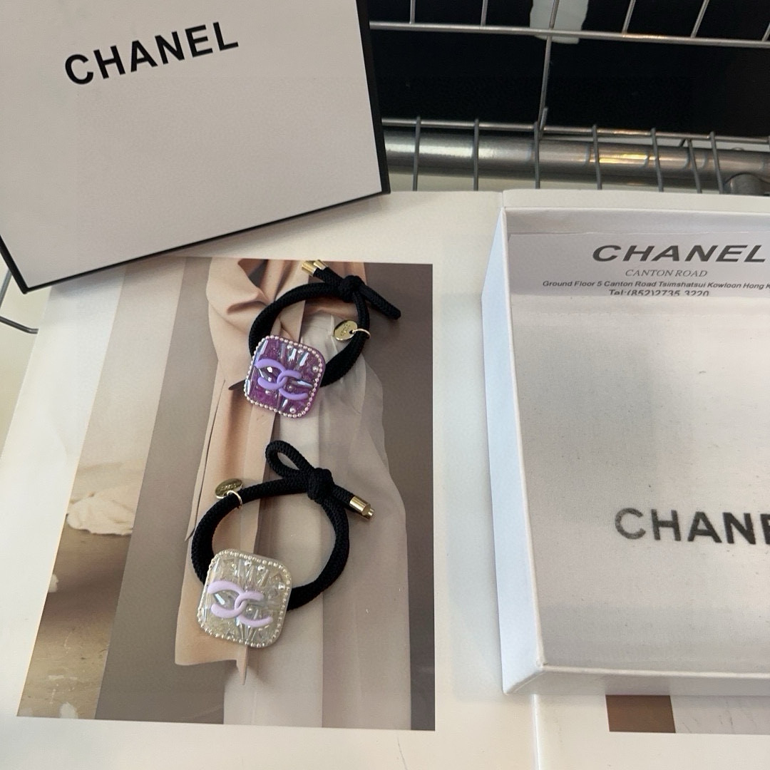 NO:300967,P with packaging box (single) Chanel (Chanel) latest hottest model, heavy handmade diamond hair ring, a beautiful one!  A must-have for fairies…hairpins, hairpins, chanel, chanel, hairpins19860909P 配包装盒（单个） Chanel (香奈儿)最新小香爆款,重手工钻石发圈,绝美的一款！小仙女必备…发夹,发夹,chanel,chanel,hairpins,accessory