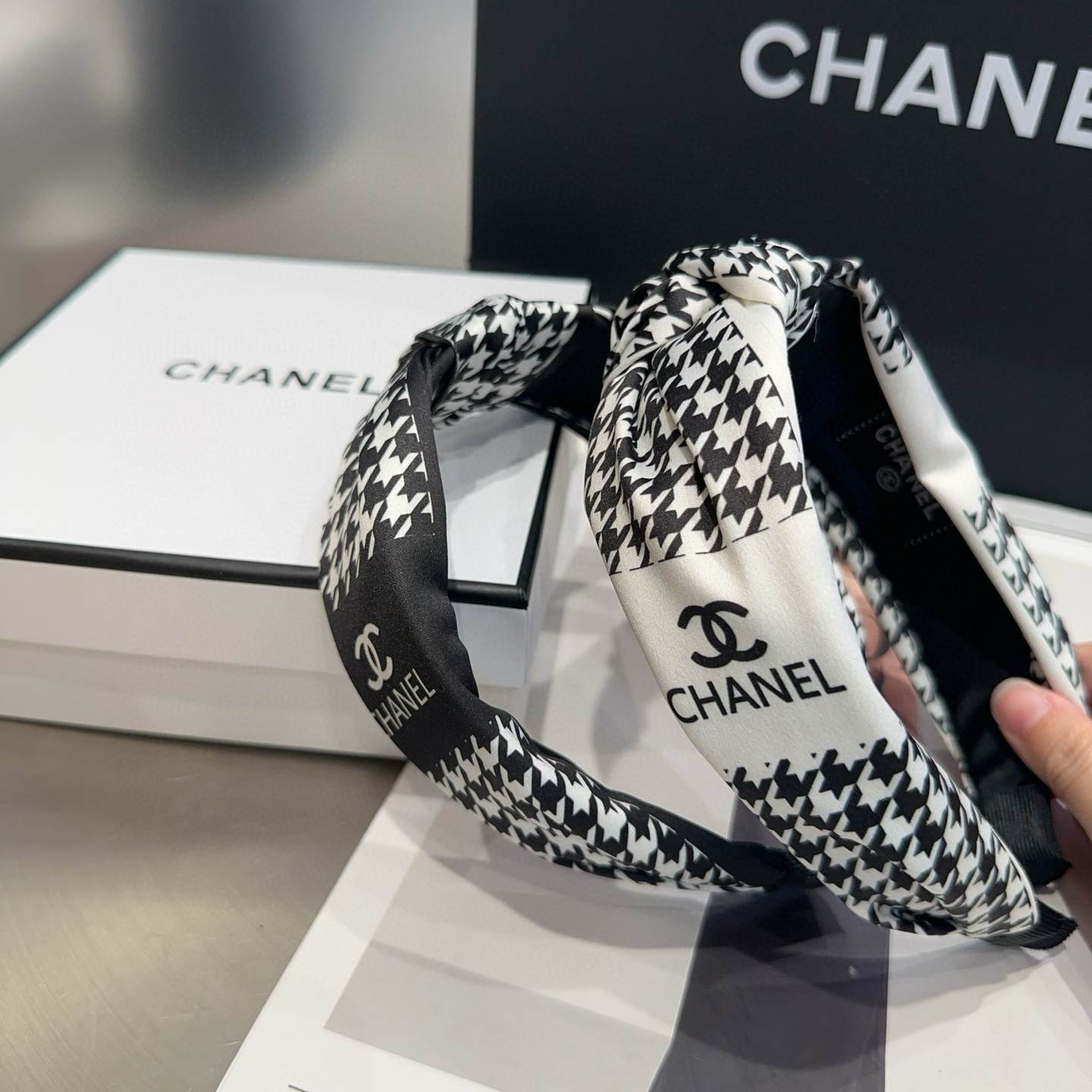 NO:300954,P with packaging box Chanel's latest small fragrant headband, super beautiful!  A very famous lady style, a must-have for a little fairy... Hairpins, hairpins, chanel, chanel, hairpins19860909P 配包装盒 Chanel (香奈儿)最新款小香发箍,超级好看！名媛范儿十足,小仙女必备…发夹,发夹,chanel,chanel,hairpins,accessory