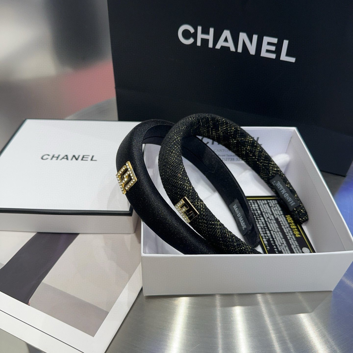 NO:300958,P with packaging box FENDI's new F headband, with a beautiful temperament and simple and versatile!  The young lady closed her eyes and went into...hairpins, hairpins, fendi, fendi, hairpins19860909P 配包装盒 FENDI（芬迪）新款F发箍,名媛风范气质美,简约百搭！小姐姐闭眼入…发夹,发夹,fendi,fendi,hairpins,accessory