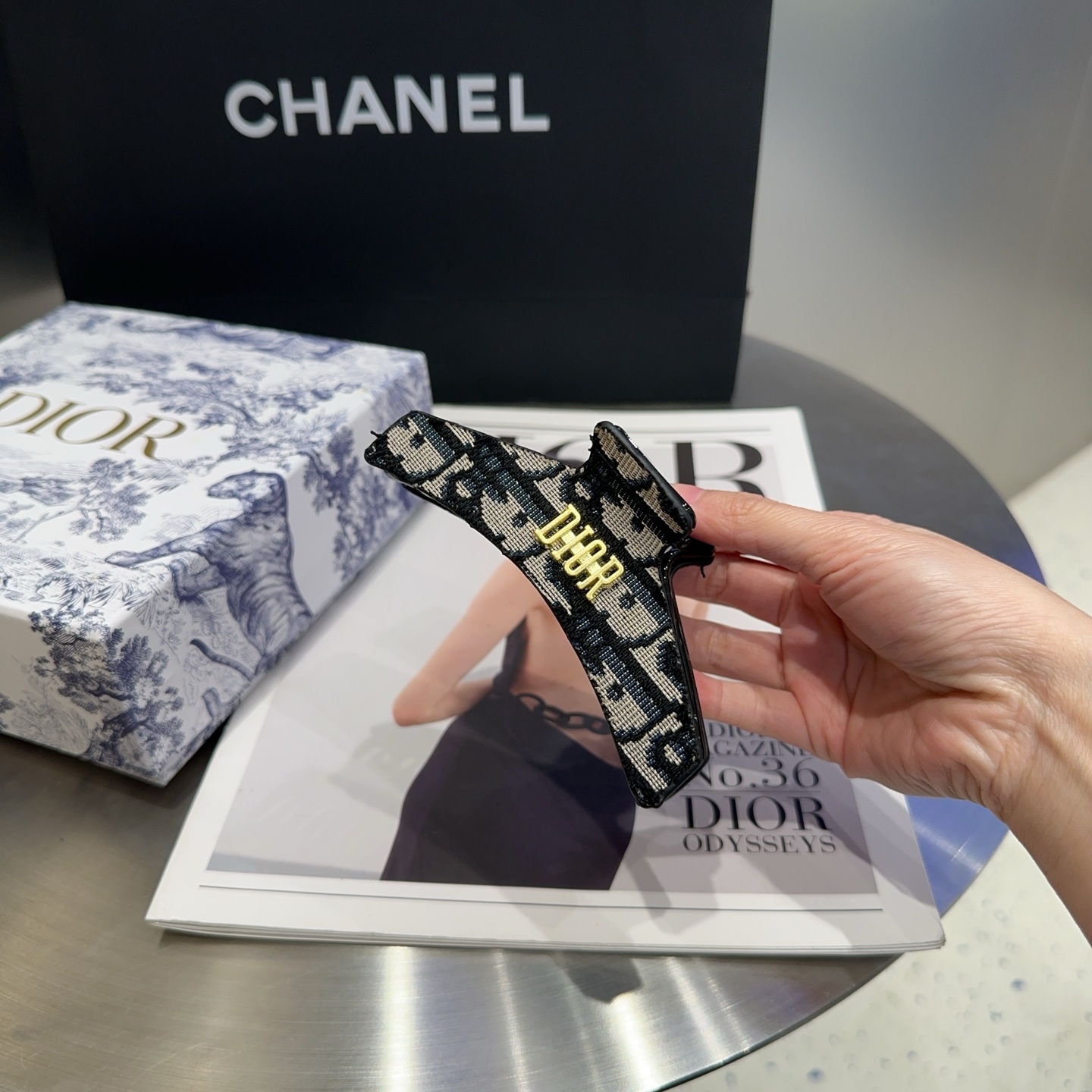 NO:300964,P with packaging box Dior CD letter clip, simple and practical, fashionable and trendy.  Very fashionable and personalized!  Sweet and cool goddess must have...hairpins, hairpins, dior, dior, hairpins19860909P 配包装盒 Dior（迪奥）CD字母抓夹,简单实用 时尚潮流．非常时髦有个性！甜酷女神必备…发夹,发夹,dior,dior,hairpins,accessory