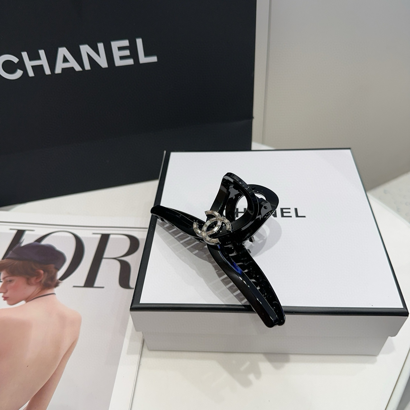 NO:300953,P with packaging box Chanel (Chanel) latest small fragrance big grab clip, simple and practical, fashionable and trendy!  The essential items of young ladies, hairpins, chanel, chanel, hairpins19860909P 配包装盒 Chanel (香奈儿)最新小香大抓夹,简单实用,时尚潮流！小姐姐必备单品发夹,发夹,chanel,chanel,hairpins,accessory