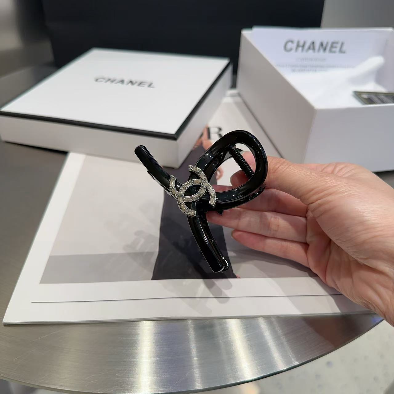 NO:300955,P with packaging box Chanel's latest 8-character clip, simple and practical, fashionable and trendy!  The essential items of young ladies, hairpins, chanel, chanel, hairpins19860909P 配包装盒 Chanel (香奈儿)最新小香八字抓夹,简单实用,时尚潮流！小姐姐必备单品发夹,发夹,chanel,chanel,hairpins,accessory