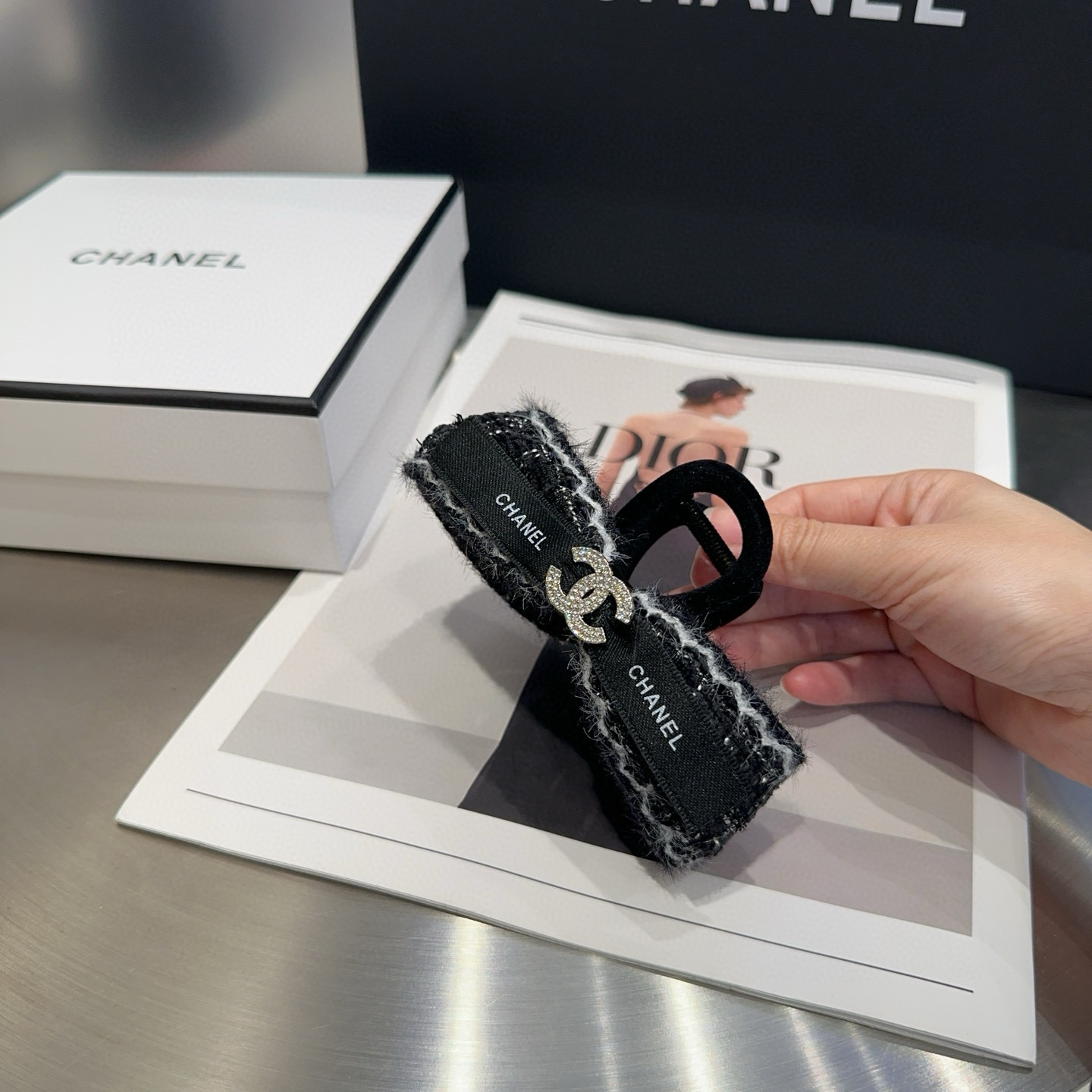 NO:300957,P with packaging box Chanel's latest small fragrance clip, simple and practical, fashionable and trendy!  The essential items of young ladies, hairpins, chanel, chanel, hairpins19860909P 配包装盒 Chanel (香奈儿)最新小香抓夹,简单实用,时尚潮流！小姐姐必备单品发夹,发夹,chanel,chanel,hairpins,accessory