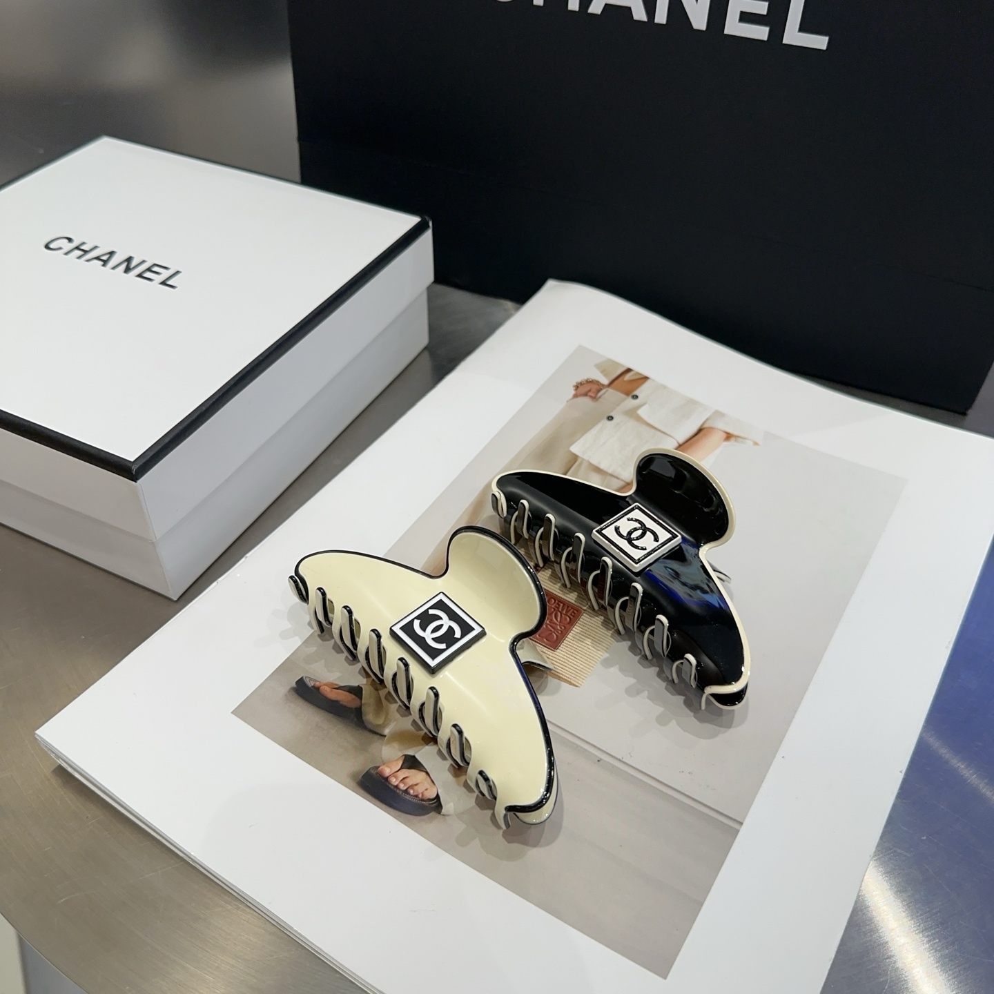 NO:300963,P with packaging box Chanel (Chanel) latest small fragrance colorful clip, simple and practical, fashionable and trendy!  The essential items of young ladies, hairpins, chanel, chanel, hairpins19860909P 配包装盒 Chanel (香奈儿)最新小香炫彩抓夹,简单实用,时尚潮流！小姐姐必备单品发夹,发夹,chanel,chanel,hairpins,accessory