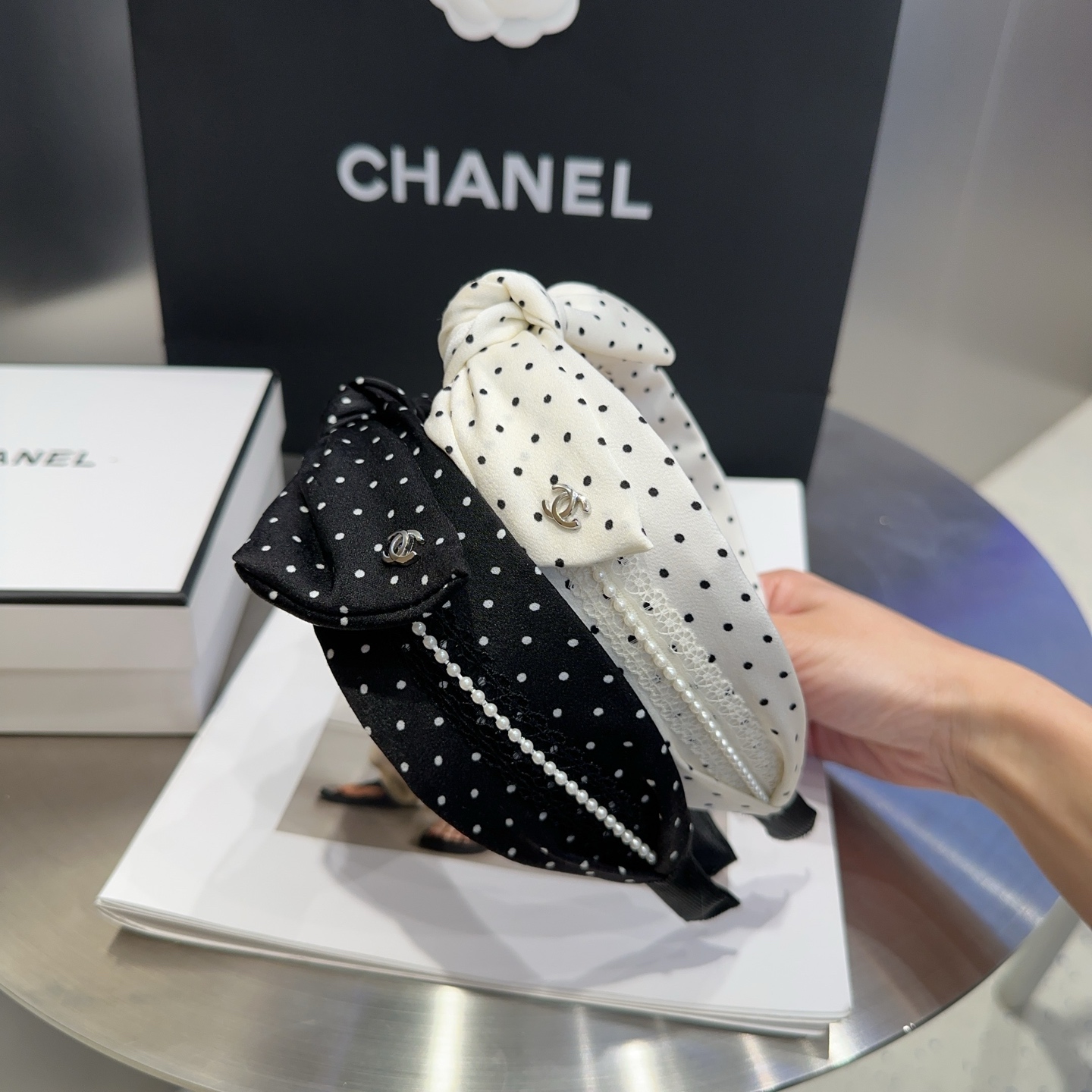 NO:300965,P with packaging box Chanel's latest small shampoo dot headband. Simple and practical, fashionable and trendy. Very beautiful!  A must-have for fairies…hairpins, hairpins, chanel, chanel, hairpins19860909P 配包装盒 Chanel (香奈儿)最新小香波点发箍.简单实用,时尚潮流.非常好看！小仙女必备…发夹,发夹,chanel,chanel,hairpins,accessory