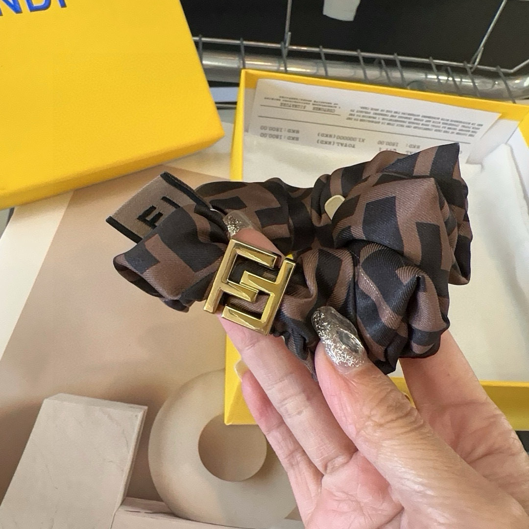 Fendi’s New F-Rings: Retro-Temperatures in Packaging Box with Condensed Fabric Pieces - 图片 4