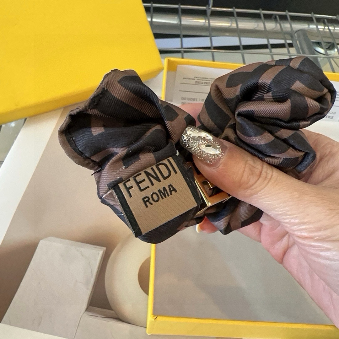 Fendi’s New F-Rings: Retro-Temperatures in Packaging Box with Condensed Fabric Pieces - 图片 6