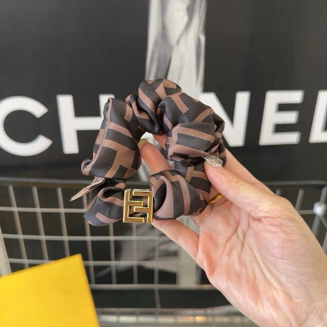 Fendi’s New F-Rings: Retro-Temperatures in Packaging Box with Condensed Fabric Pieces - 图片 7