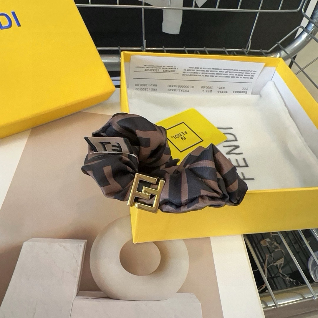 Fendi’s New F-Rings: Retro-Temperatures in Packaging Box with Condensed Fabric Pieces - 图片 2