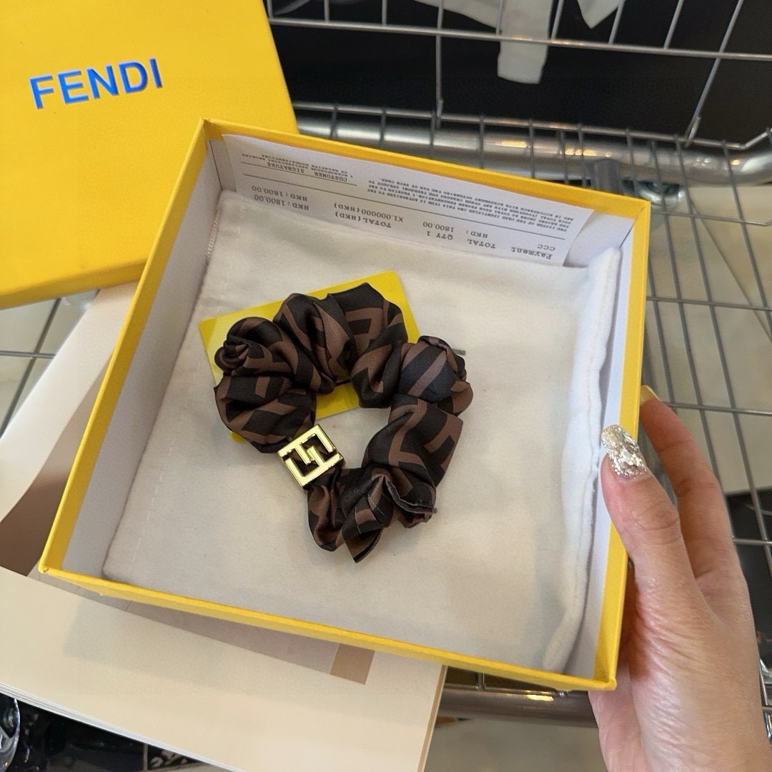 Fendi’s New F-Rings: Retro-Temperatures in Packaging Box with Condensed Fabric Pieces - 图片 5