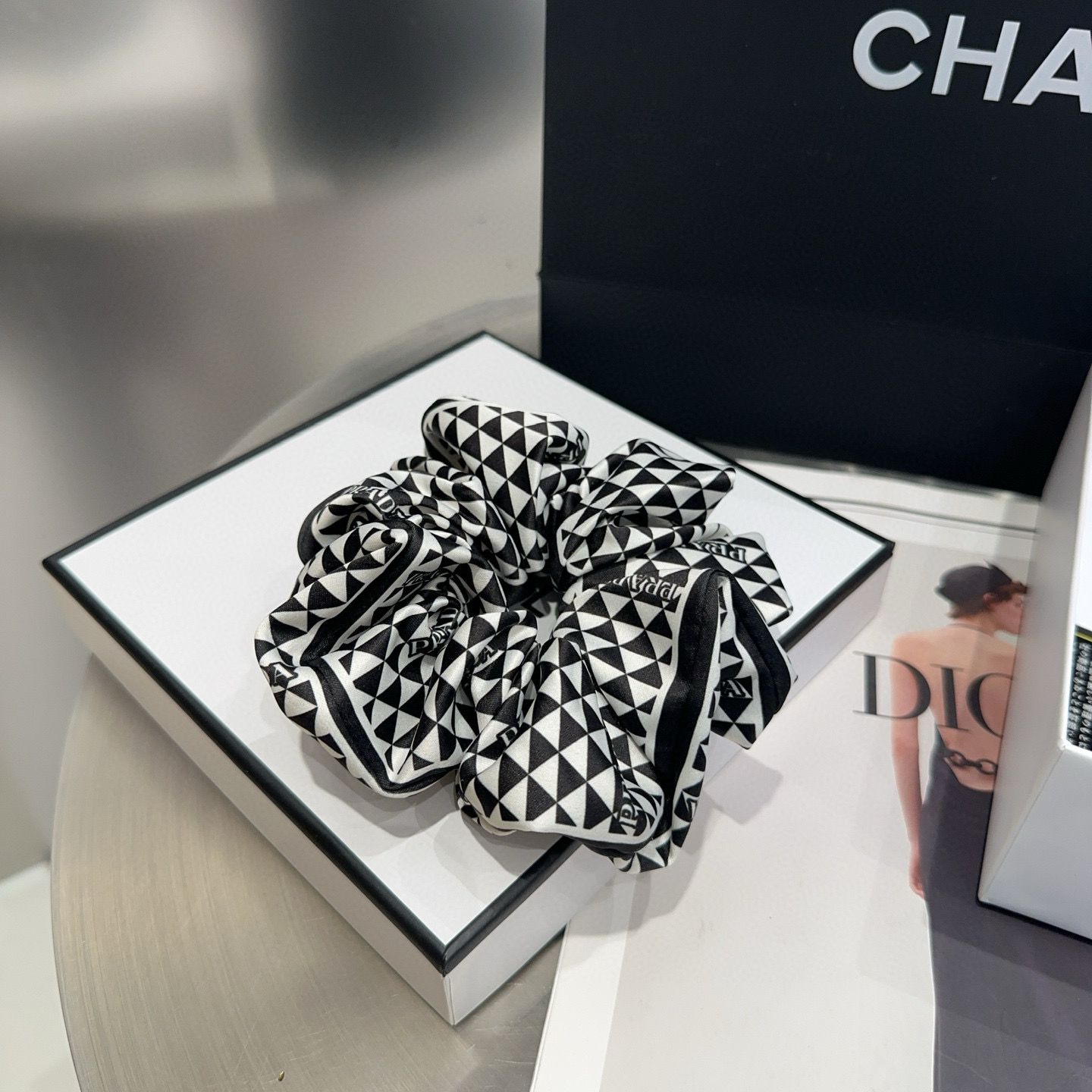 Prada’s New Elegant Packaging Box: Simple Atmosphere for Little Sister’s Debut - 图片 4
