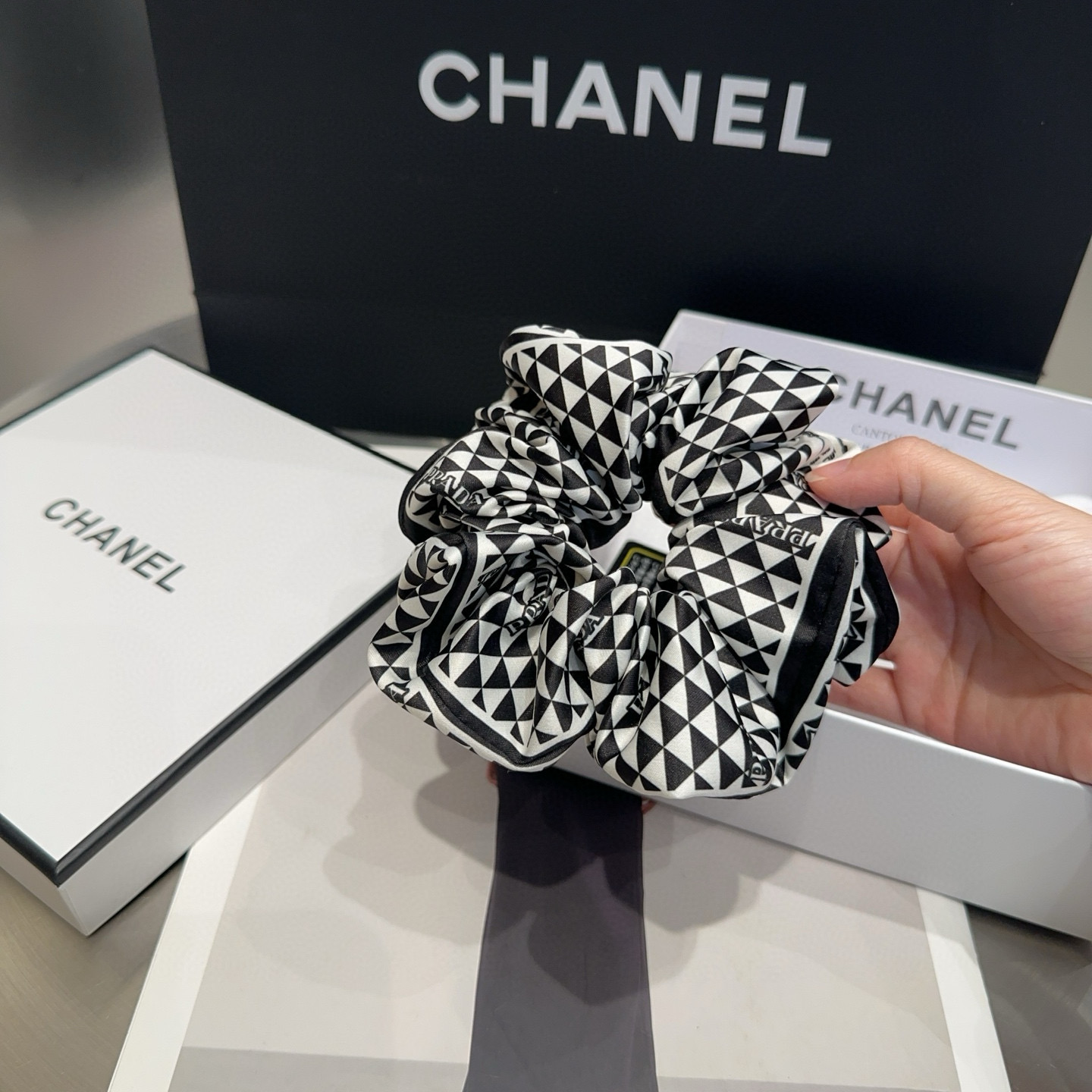 Prada’s New Elegant Packaging Box: Simple Atmosphere for Little Sister’s Debut - 图片 3
