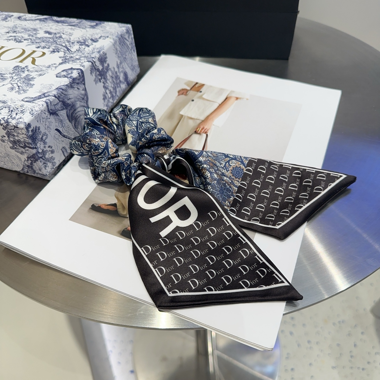 “Dior Packaging Box for New CDs with Hair Rings: Simple, Practical, and Fashionable” - 图片 4