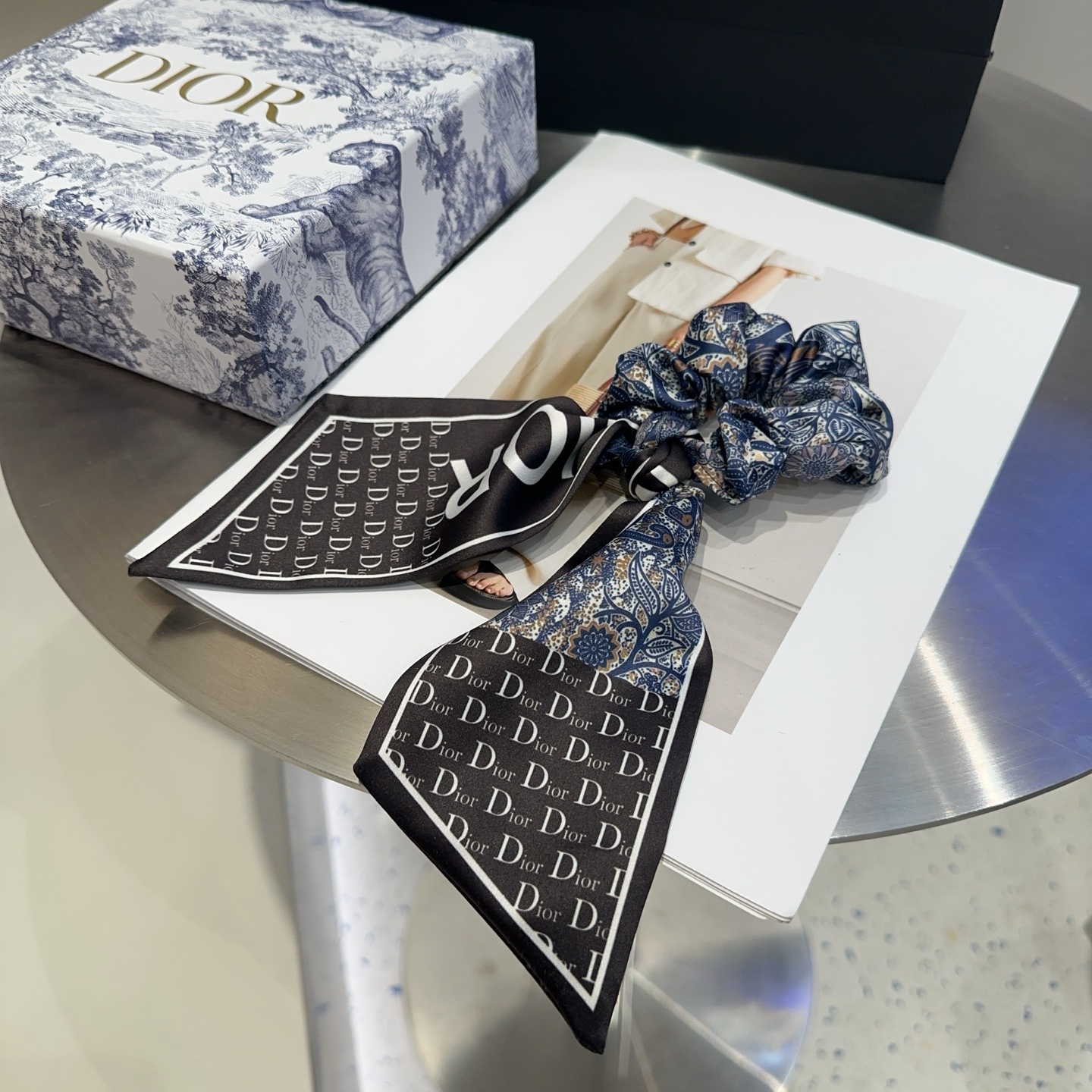 “Dior Packaging Box for New CDs with Hair Rings: Simple, Practical, and Fashionable” - 图片 2