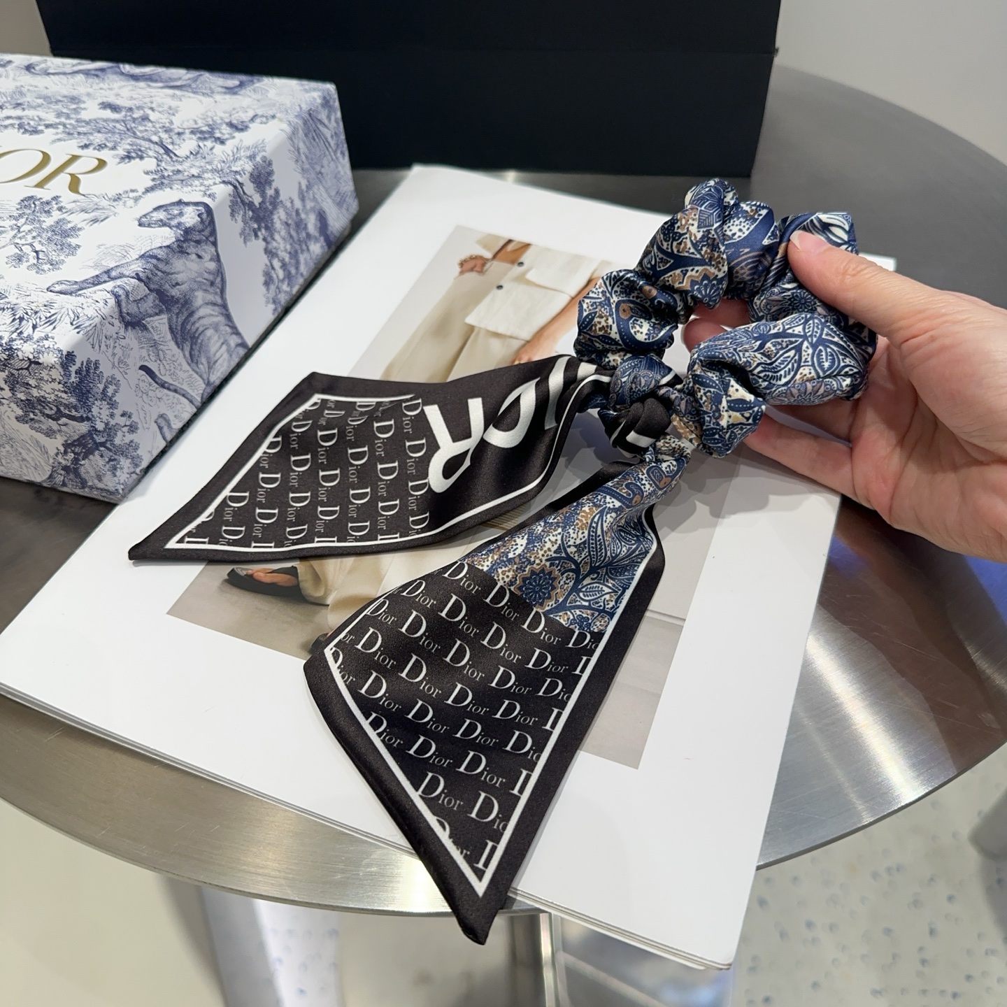 “Dior Packaging Box for New CDs with Hair Rings: Simple, Practical, and Fashionable” - 图片 3