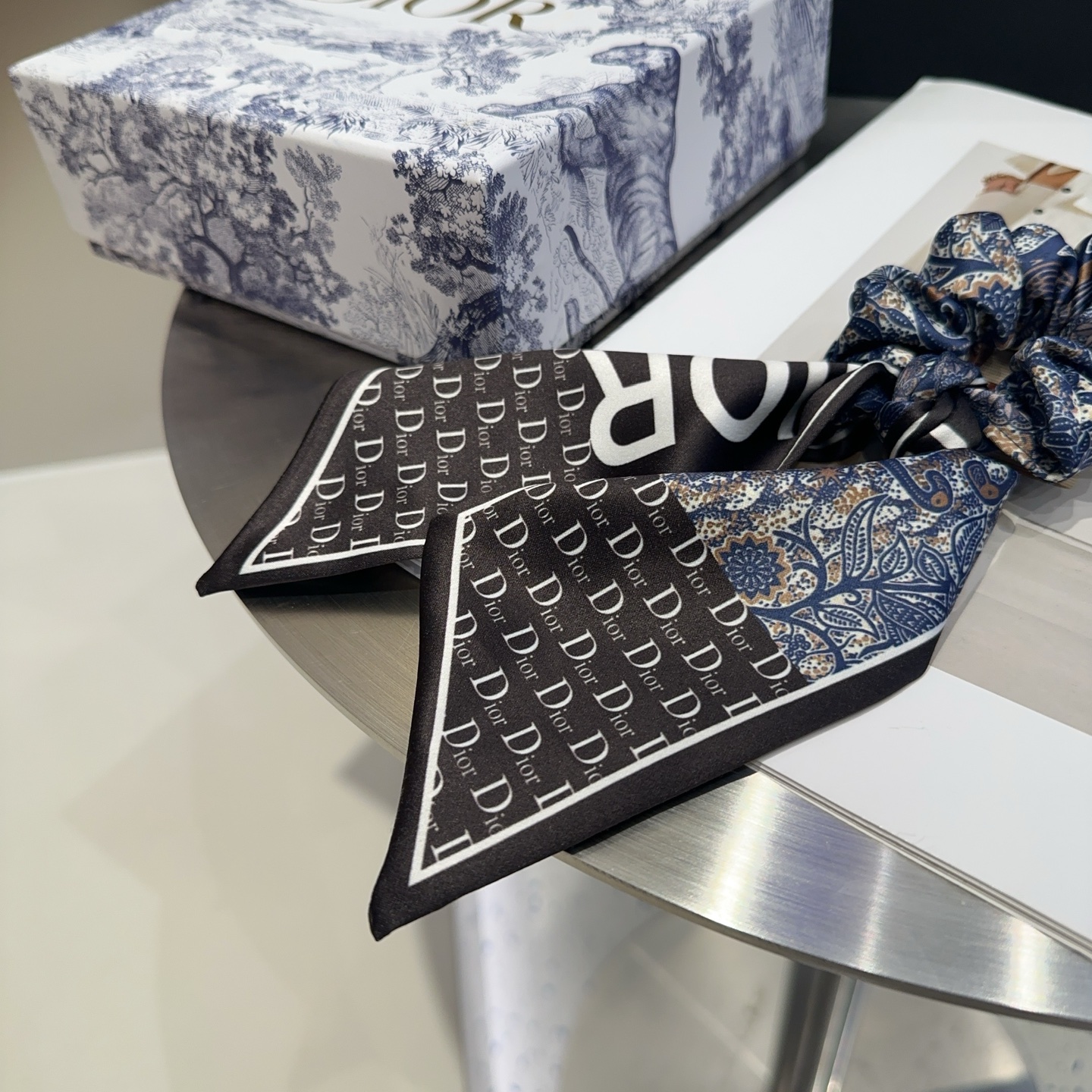 “Dior Packaging Box for New CDs with Hair Rings: Simple, Practical, and Fashionable” - 图片 6