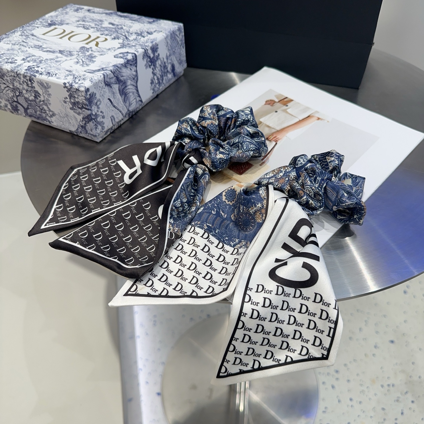 “Dior Packaging Box for New CDs with Hair Rings: Simple and Practical Fashion” - 图片 7