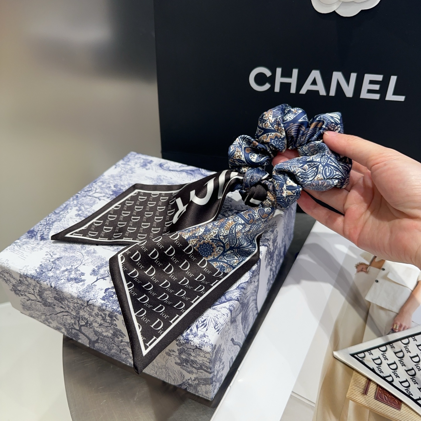 “Dior Packaging Box for New CDs with Hair Rings: Simple, Practical, and Fashionable” - 图片 5