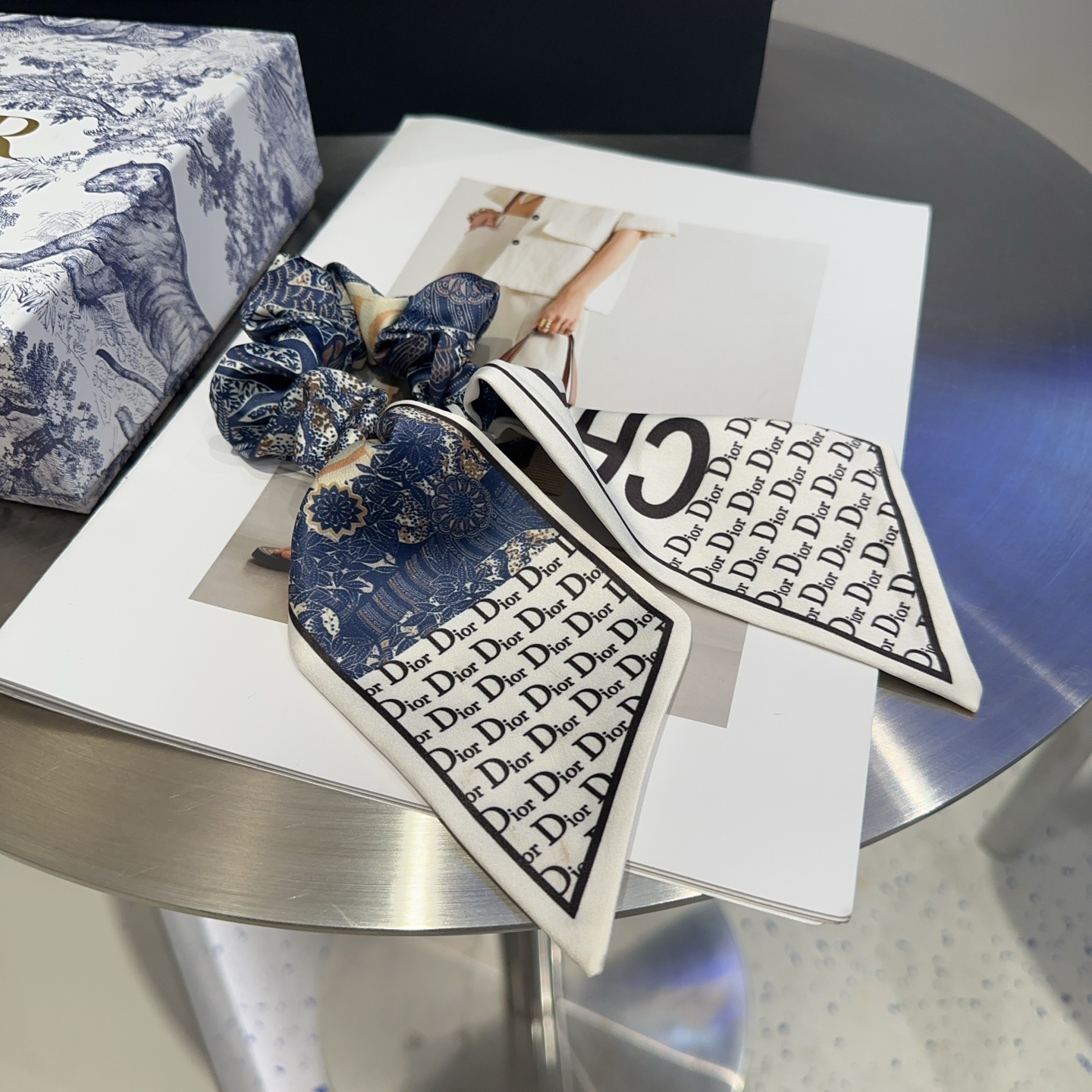“Dior Packaging Box for New CDs with Hair Rings: Simple and Practical Fashion” - 图片 5