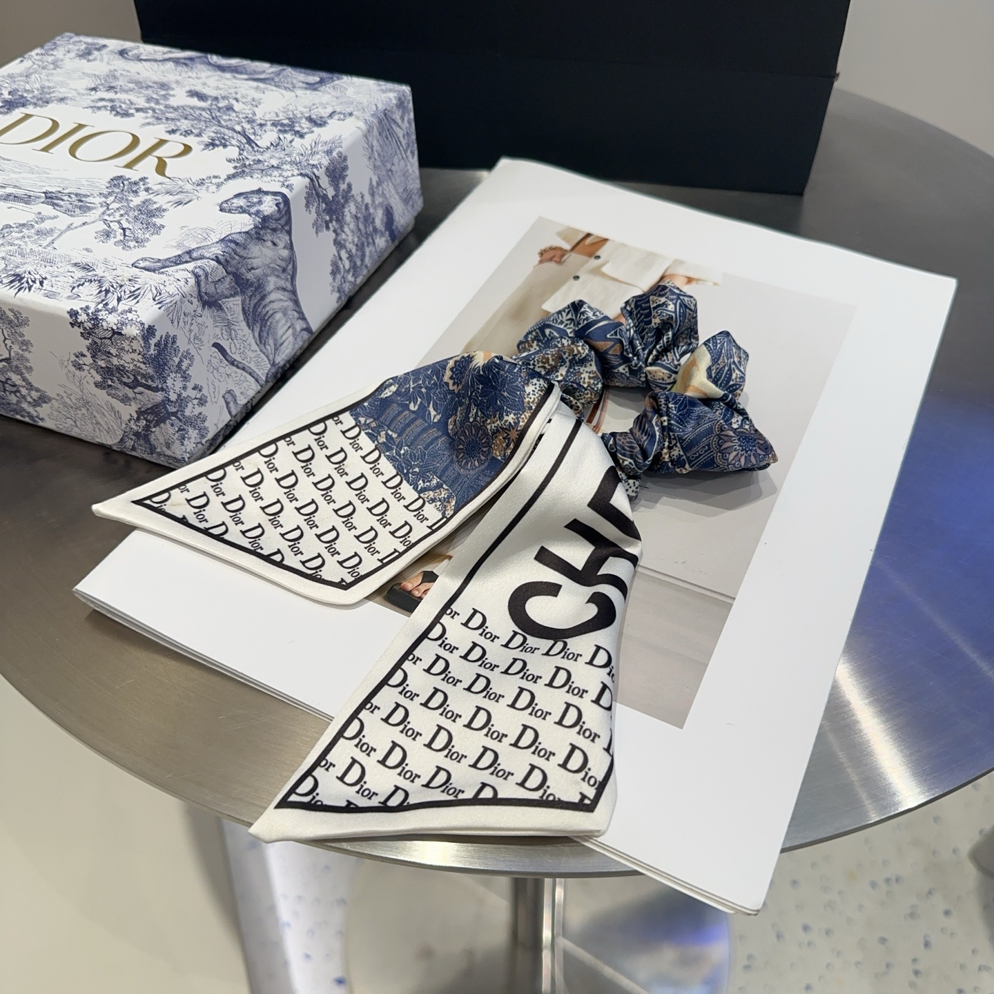 “Dior Packaging Box for New CDs with Hair Rings: Simple and Practical Fashion” - 图片 2