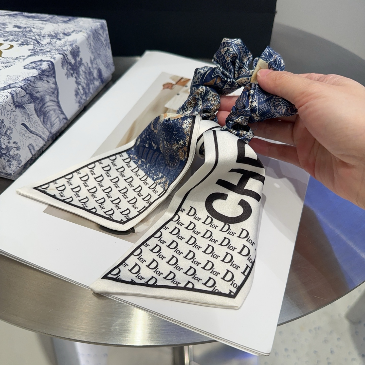 “Dior Packaging Box for New CDs with Hair Rings: Simple and Practical Fashion” - 图片 3