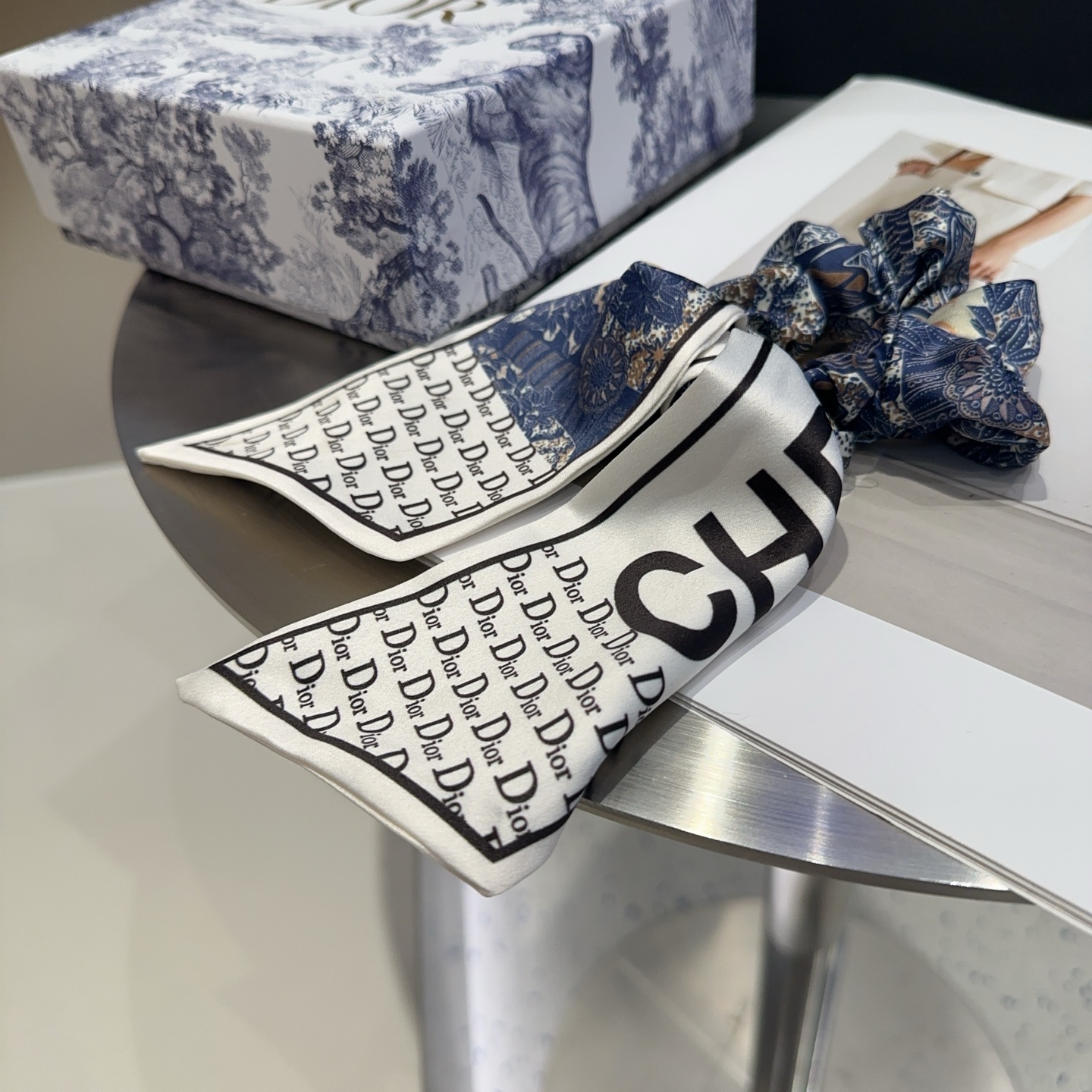 “Dior Packaging Box for New CDs with Hair Rings: Simple and Practical Fashion” - 图片 4