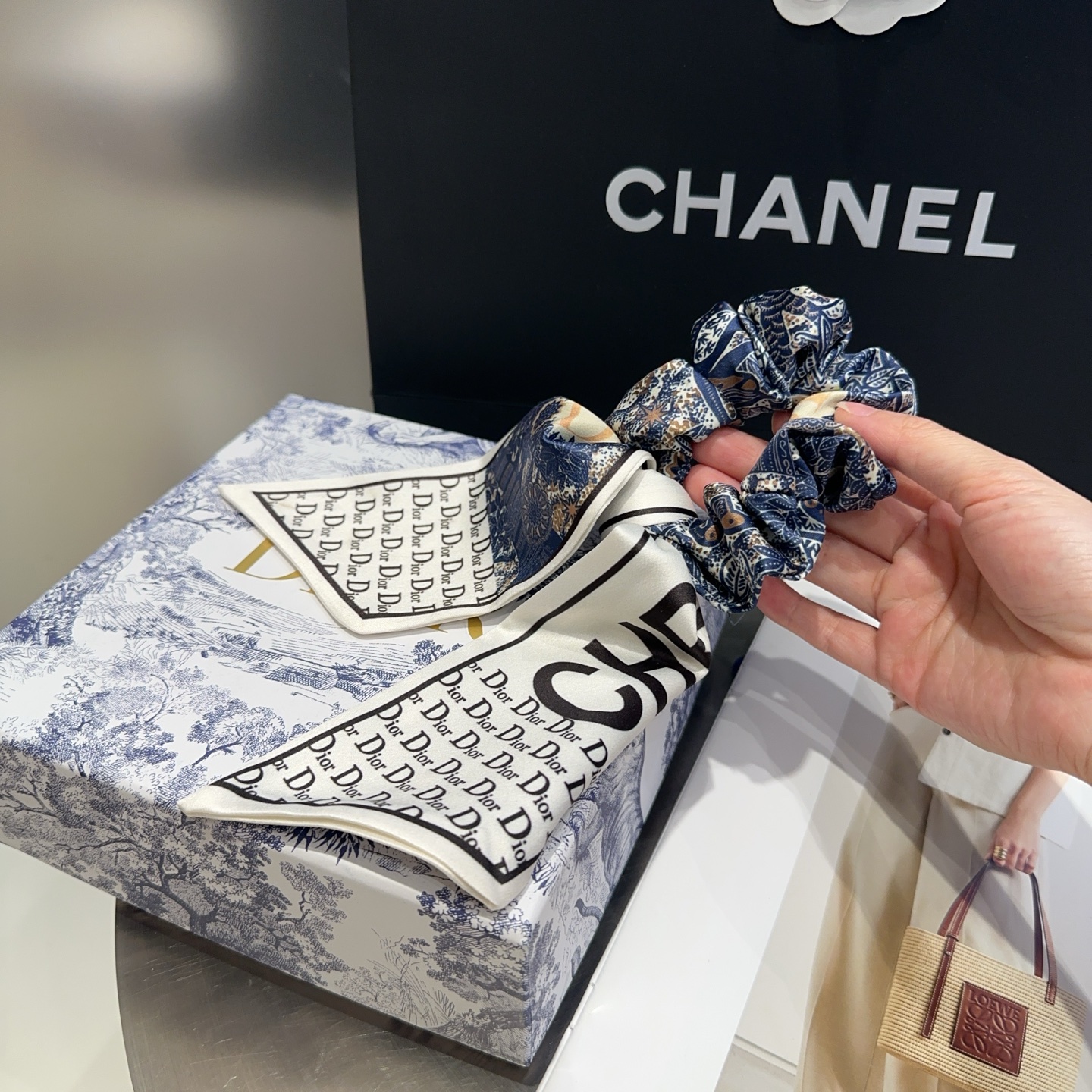 “Dior Packaging Box for New CDs with Hair Rings: Simple and Practical Fashion” - 图片 6