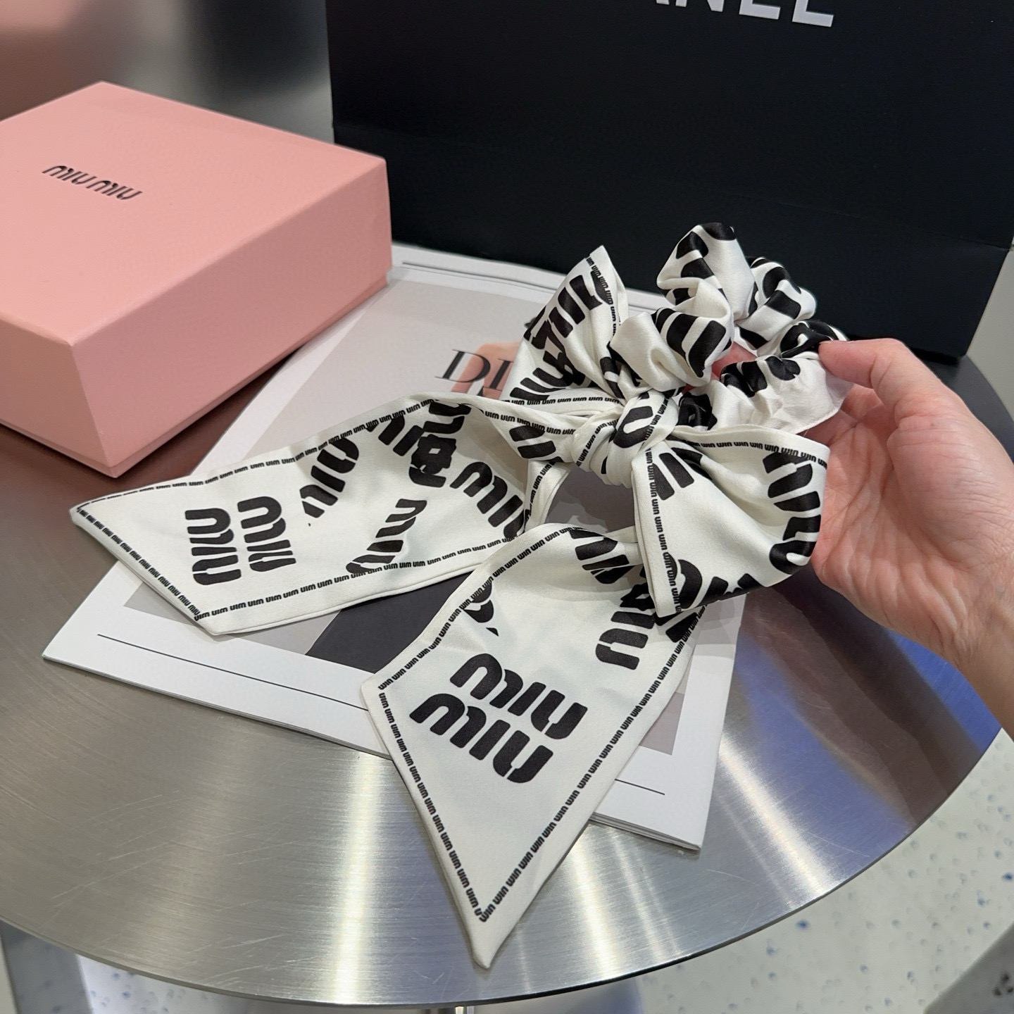 Miumiu’s New Letter-Circle Packaging Box: Simple, Elegant, Practical, and Popular - 图片 4