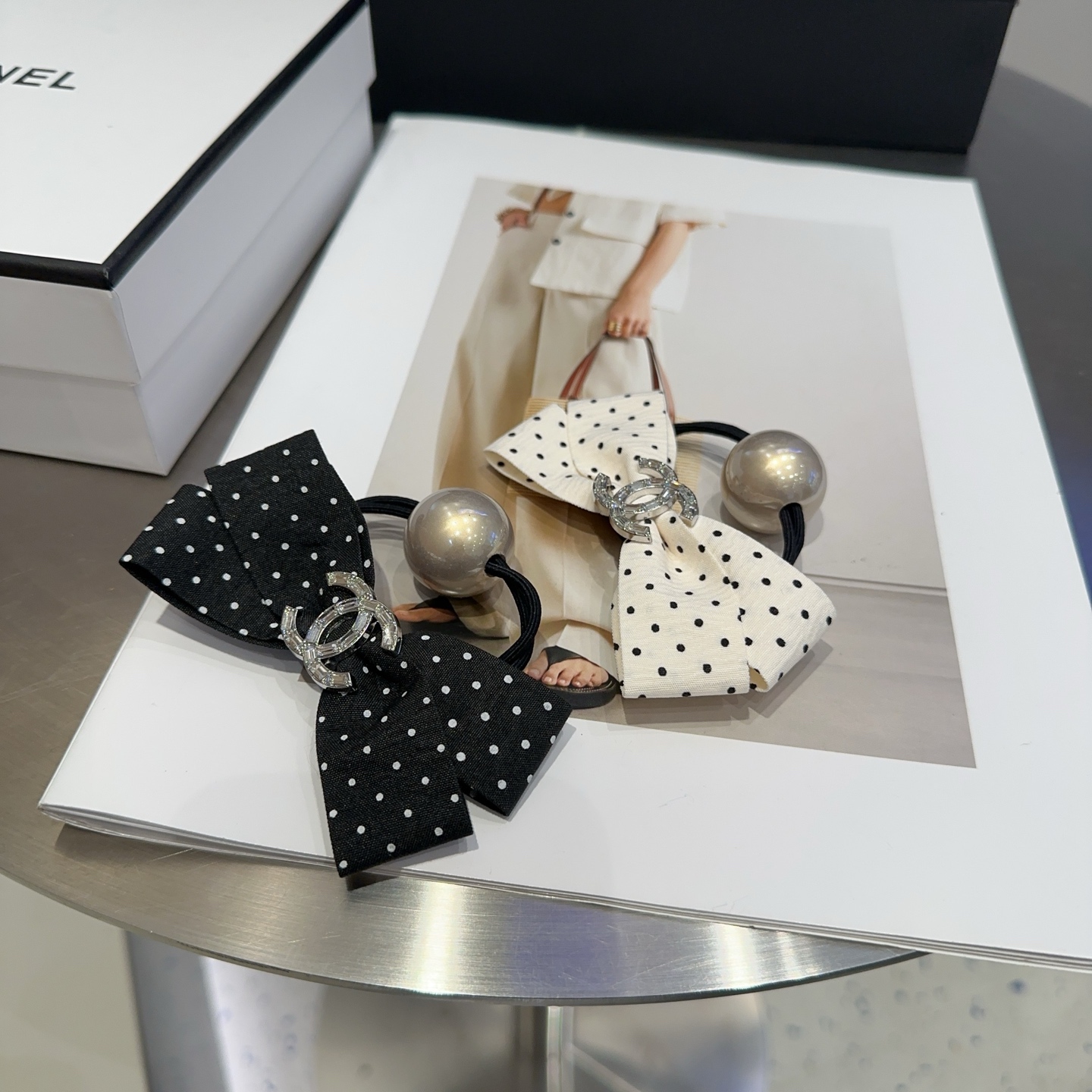 NO:640893,P Comes with packaging box Chanel's latest small shampoo dot hair tie, simple and practical, fashionable and trendy!  A must-have for little fairies...hairpins, hair clips, chanel, chanel, hairpins19860909P 配包装盒 Chanel (香奈儿)最新小香波点发圈,简单实用,时尚潮流！小仙女必备…发夹,发夹,chanel,chanel,hairpins,accessory