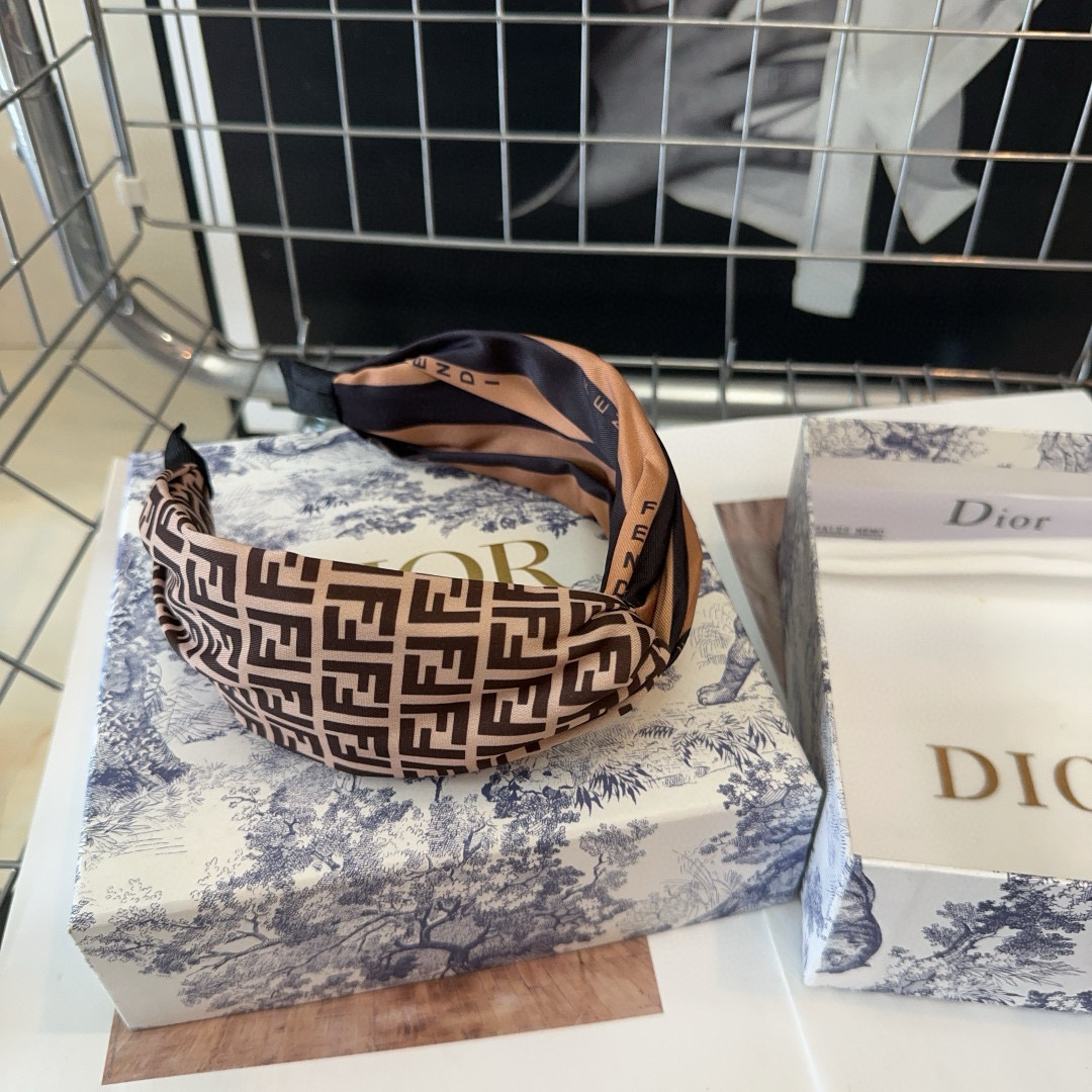 NO:301199,P with packaging box FENDI's new F headband, retro temperament and beauty, simple and versatile!  The young lady closed her eyes and went into...hairpins, hairpins, fendi, fendi, hairpins19860909P 配包装盒 FENDI（芬迪）新款F发箍,复古气质美,简约百搭！小姐姐闭眼入…发夹,发夹,fendi,fendi,hairpins,accessory