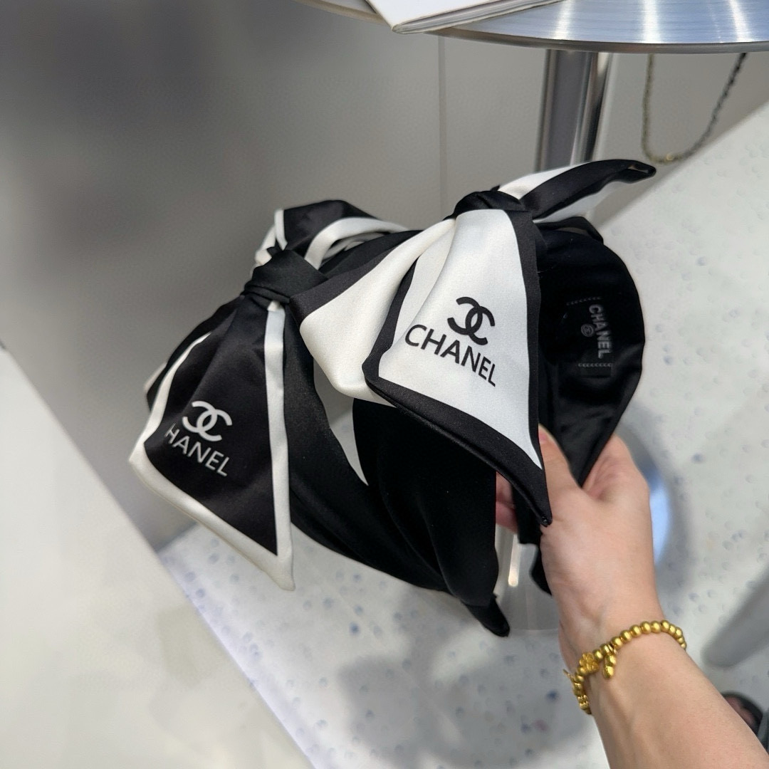 NO:301203,P with packaging box Chanel's latest small fragrant headband, super beautiful!  A very famous lady style, a must-have for a little fairy... Hairpins, hairpins, chanel, chanel, hairpins19860909P 配包装盒 Chanel (香奈儿)最新款小香发箍,超级好看！名媛范儿十足,小仙女必备…发夹,发夹,chanel,chanel,hairpins,accessory