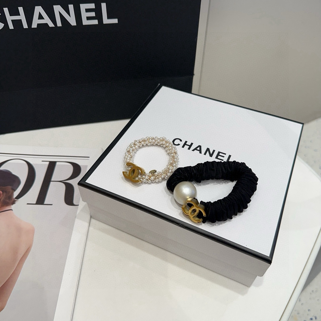 NO:301133,Intestinal circle 40 pearl 45 with packaging box (single) Chanel (Chanel)'s latest hot-scented hits, very beautiful!  A must-have for fairies…hairpins, hairpins, chanel, chanel, hairpins19860909肠圈40 珍珠 45配包装盒（单个） Chanel (香奈儿)最新小香爆款发圈,非常好看！小仙女必备…发夹,发夹,chanel,chanel,hairpins,accessory