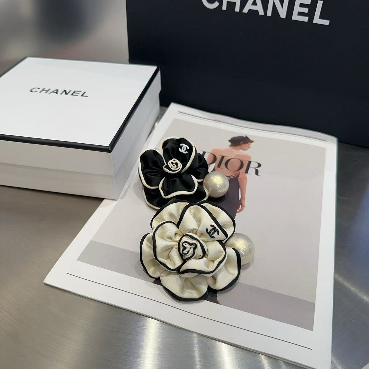 NO:301139,P with packaging box Chanel's latest small camellia spring clip, fashionable and trendy, very beautiful!  A must-have for fairies…hairpins, hairpins, chanel, chanel, hairpins19860909P 配包装盒 Chanel (香奈儿)最新小香山茶花弹簧夹,时尚潮流,非常好看！小仙女必备…发夹,发夹,chanel,chanel,hairpins,accessory