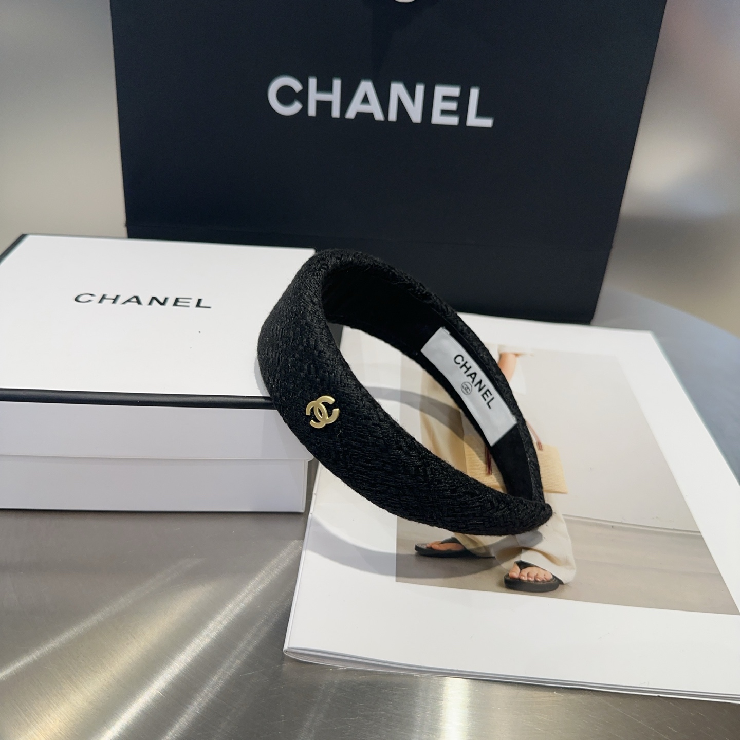 NO:301149,P with packaging box Chanel's latest small fragrant hairband, simple and practical, fashionable and trendy!  A must-have for fairies…hairpins, hairpins, chanel, chanel, hairpins19860909P 配包装盒 Chanel (香奈儿)最新小香发箍,简单实用,时尚潮流！小仙女必备…发夹,发夹,chanel,chanel,hairpins,accessory